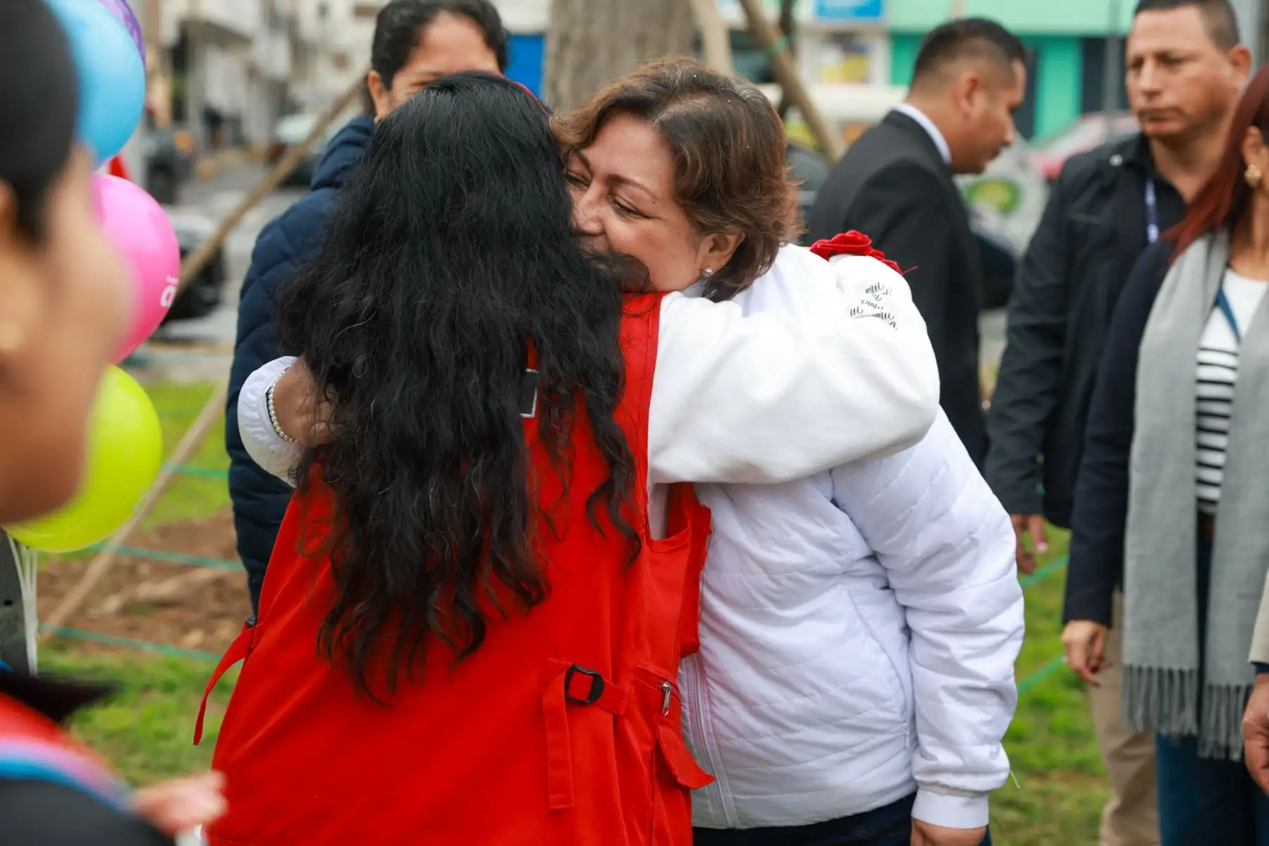 La ministra de Desarrollo e Inclusión Social, Fanny Montellanos, participó en la Feria Multisectorial de Inclusión y Oportunidades en San Miguel, donde se ofrecieron atenciones médicas y orientación gratuita a los vecinos. La jornada reunió a diversos ministerios y programas sociales del Midis, que acercaron sus servicios a la población. Montellanos estuvo acompañada por el congresista Roberto Kamiche, quien resaltó el valor de estas acciones para promover inclusión y bienestar. Foto: ANDINA/Luis Iparraguir