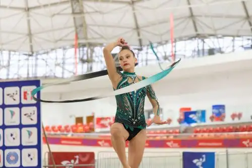 Gimnasta realiza su rutina de gimnasia rítmica durante la Copa Confederación. Foto: IPD