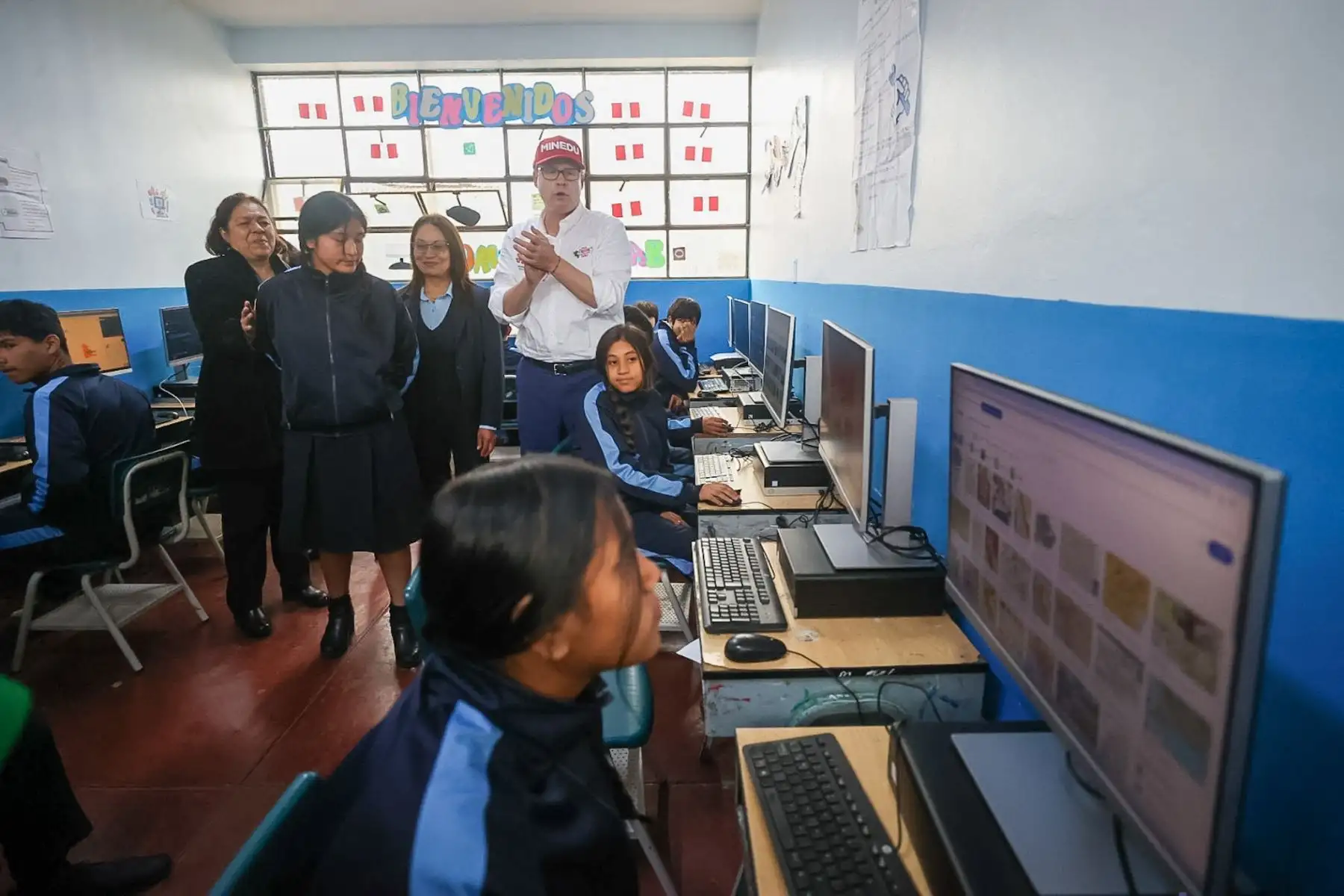 Ministro de Educación Morgan Quero, visitó el colegio República de Guatemala  en Barrios Altos donde se acercó a los alumnos que desarrollaban diversos cursos y talleres como parte de su formación educativa. Así mismo Migraciones implementó un modulo de toma de datos biométricos a menores extranjeros que cursan estudios en el mencionado recinto.

Foto: ANDINA/Juan Carlos Guzmán Negrini