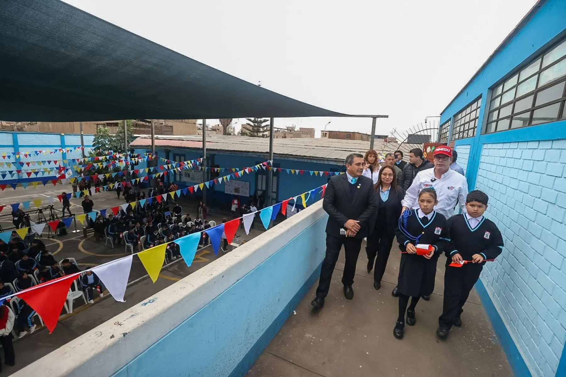 Ministro de Educación Morgan Quero, visitó el colegio República de Guatemala  en Barrios Altos donde se acercó a los alumnos que desarrollaban diversos cursos y talleres como parte de su formación educativa. Así mismo Migraciones implementó un modulo de toma de datos biométricos a menores extranjeros que cursan estudios en el mencionado recinto.

Foto: ANDINA/Juan Carlos Guzmán Negrini