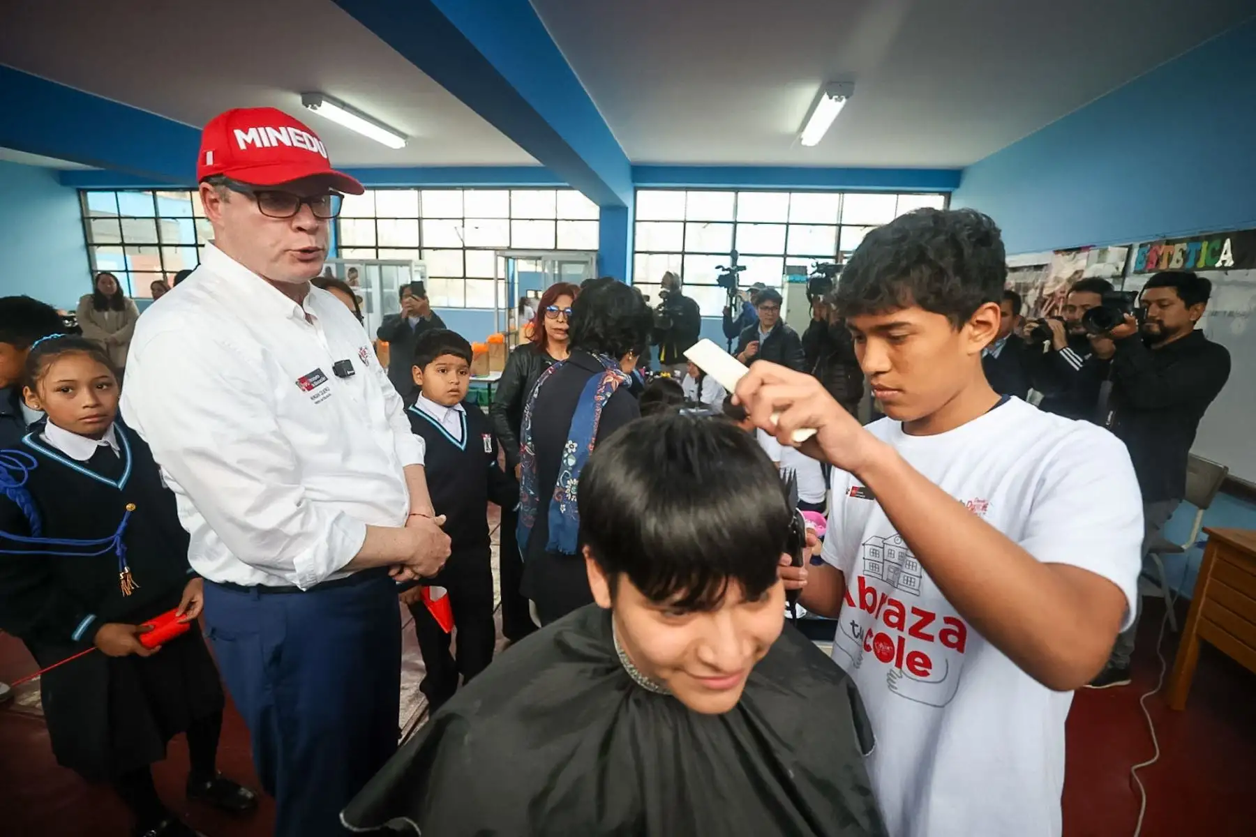 Ministro de Educación Morgan Quero, visitó el colegio República de Guatemala  en Barrios Altos donde se acercó a los alumnos que desarrollaban diversos cursos y talleres como parte de su formación educativa. Así mismo Migraciones implementó un modulo de toma de datos biométricos a menores extranjeros que cursan estudios en el mencionado recinto.

Foto: ANDINA/Juan Carlos Guzmán Negrini