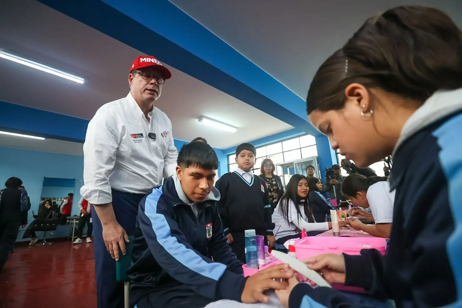 Ministro de Educación Morgan Quero, visitó el colegio República de Guatemala  en Barrios Altos donde se acercó a los alumnos que desarrollaban diversos cursos y talleres como parte de su formación educativa. Así mismo Migraciones implementó un modulo de toma de datos biométricos a menores extranjeros que cursan estudios en el mencionado recinto.

Foto: ANDINA/Juan Carlos Guzmán Negrini