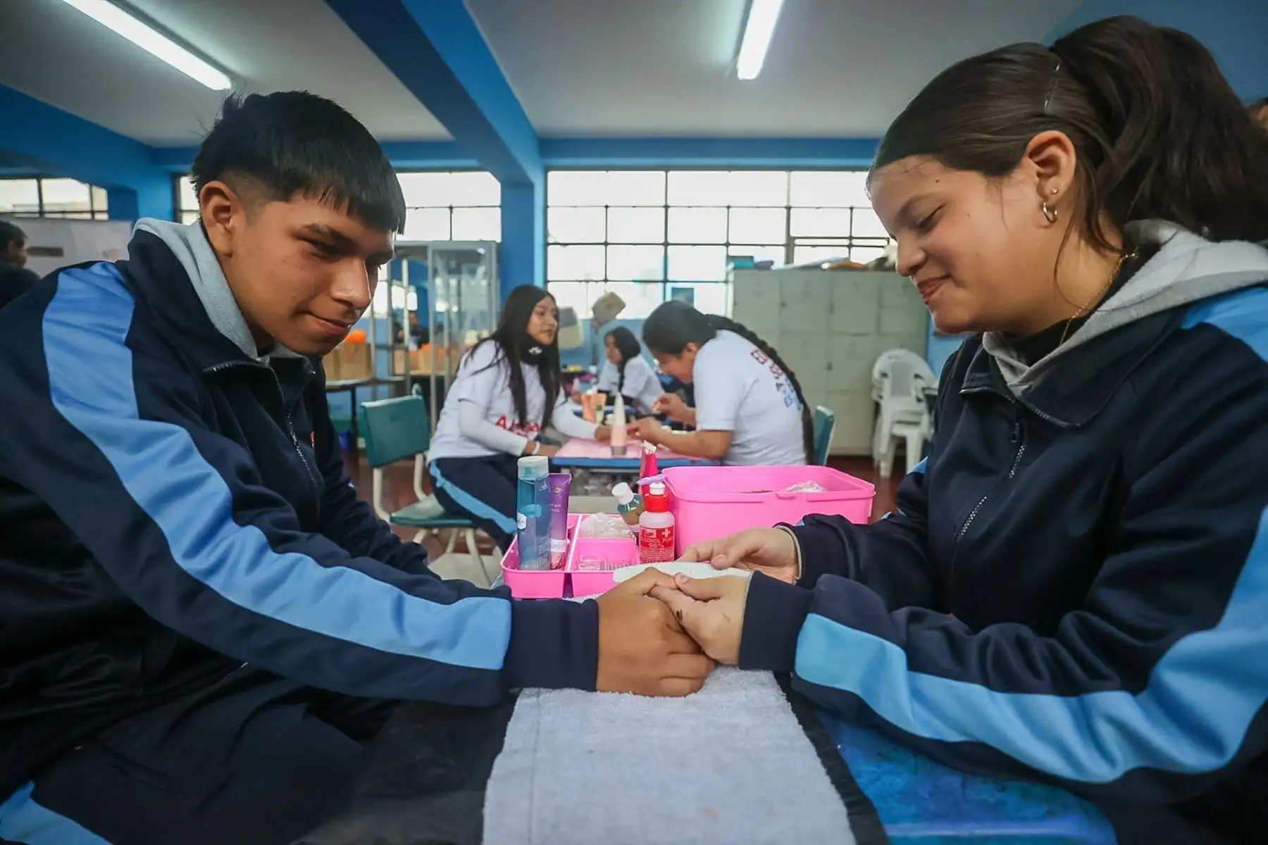 Ministro de Educación Morgan Quero, visitó el colegio República de Guatemala  en Barrios Altos donde se acercó a los alumnos que desarrollaban diversos cursos y talleres como parte de su formación educativa. Así mismo Migraciones implementó un modulo de toma de datos biométricos a menores extranjeros que cursan estudios en el mencionado recinto.

Foto: ANDINA/Juan Carlos Guzmán Negrini