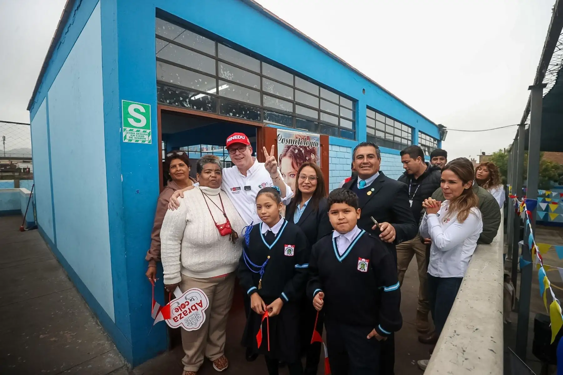 Ministro de Educación Morgan Quero, visitó el colegio República de Guatemala  en Barrios Altos donde se acercó a los alumnos que desarrollaban diversos cursos y talleres como parte de su formación educativa. Así mismo Migraciones implementó un modulo de toma de datos biométricos a menores extranjeros que cursan estudios en el mencionado recinto.

Foto: ANDINA/Juan Carlos Guzmán Negrini