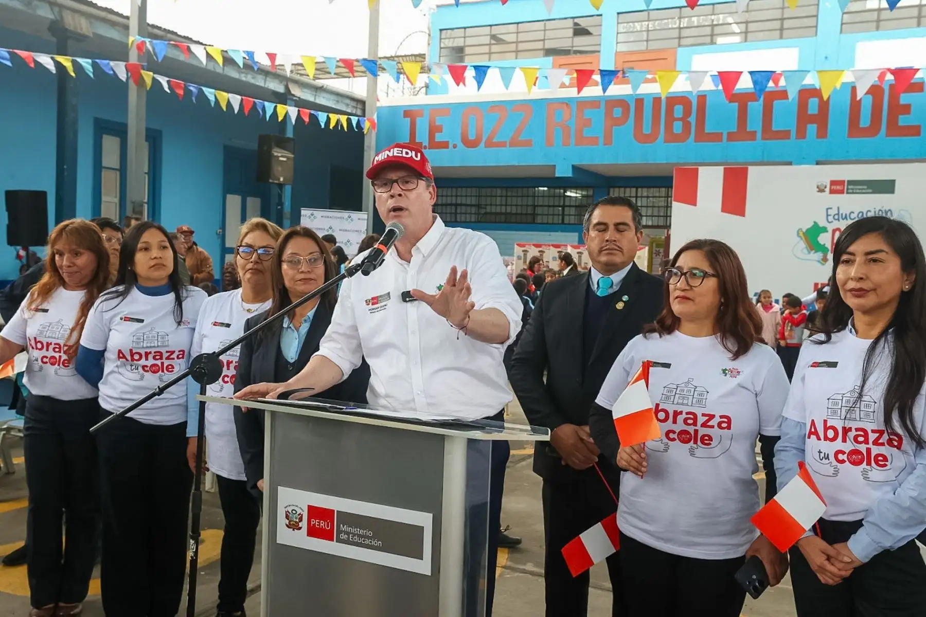 Ministro de Educación Morgan Quero, visitó el colegio República de Guatemala  en Barrios Altos donde se acercó a los alumnos que desarrollaban diversos cursos y talleres como parte de su formación educativa. Así mismo Migraciones implementó un modulo de toma de datos biométricos a menores extranjeros que cursan estudios en el mencionado recinto.

Foto: ANDINA/Juan Carlos Guzmán Negrini