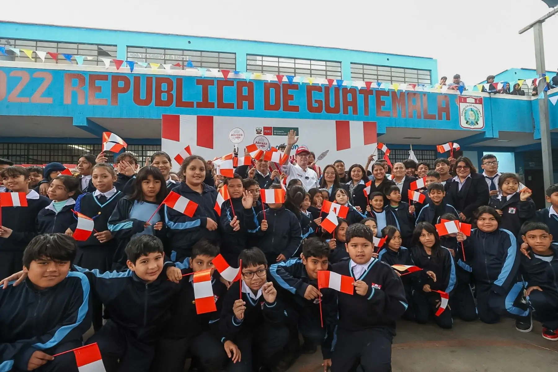 Ministro de Educación Morgan Quero, visitó el colegio República de Guatemala  en Barrios Altos donde se acercó a los alumnos que desarrollaban diversos cursos y talleres como parte de su formación educativa. Así mismo Migraciones implementó un modulo de toma de datos biométricos a menores extranjeros que cursan estudios en el mencionado recinto.

Foto: ANDINA/Juan Carlos Guzmán Negrini