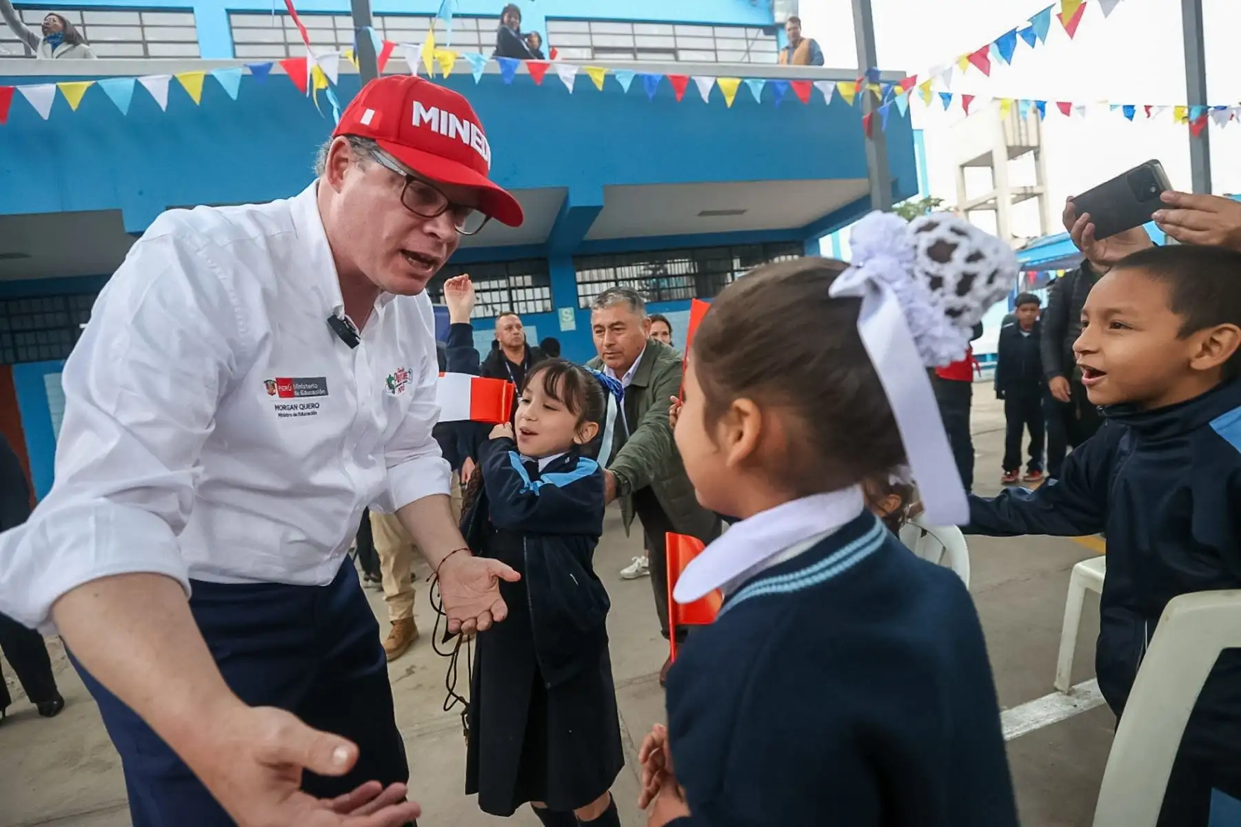 Ministro de Educación Morgan Quero, visitó el colegio República de Guatemala  en Barrios Altos donde se acercó a los alumnos que desarrollaban diversos cursos y talleres como parte de su formación educativa. Así mismo Migraciones implementó un modulo de toma de datos biométricos a menores extranjeros que cursan estudios en el mencionado recinto.

Foto: ANDINA/Juan Carlos Guzmán Negrini