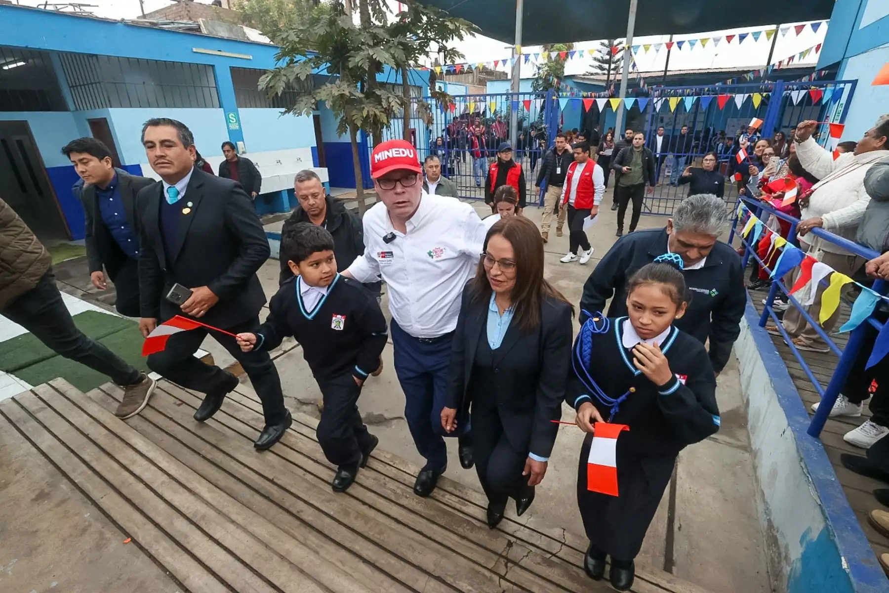 Ministro de Educación Morgan Quero, visitó el colegio República de Guatemala  en Barrios Altos donde se acercó a los alumnos que desarrollaban diversos cursos y talleres como parte de su formación educativa. Foto: ANDINA/Juan Carlos Guzmán Negrini