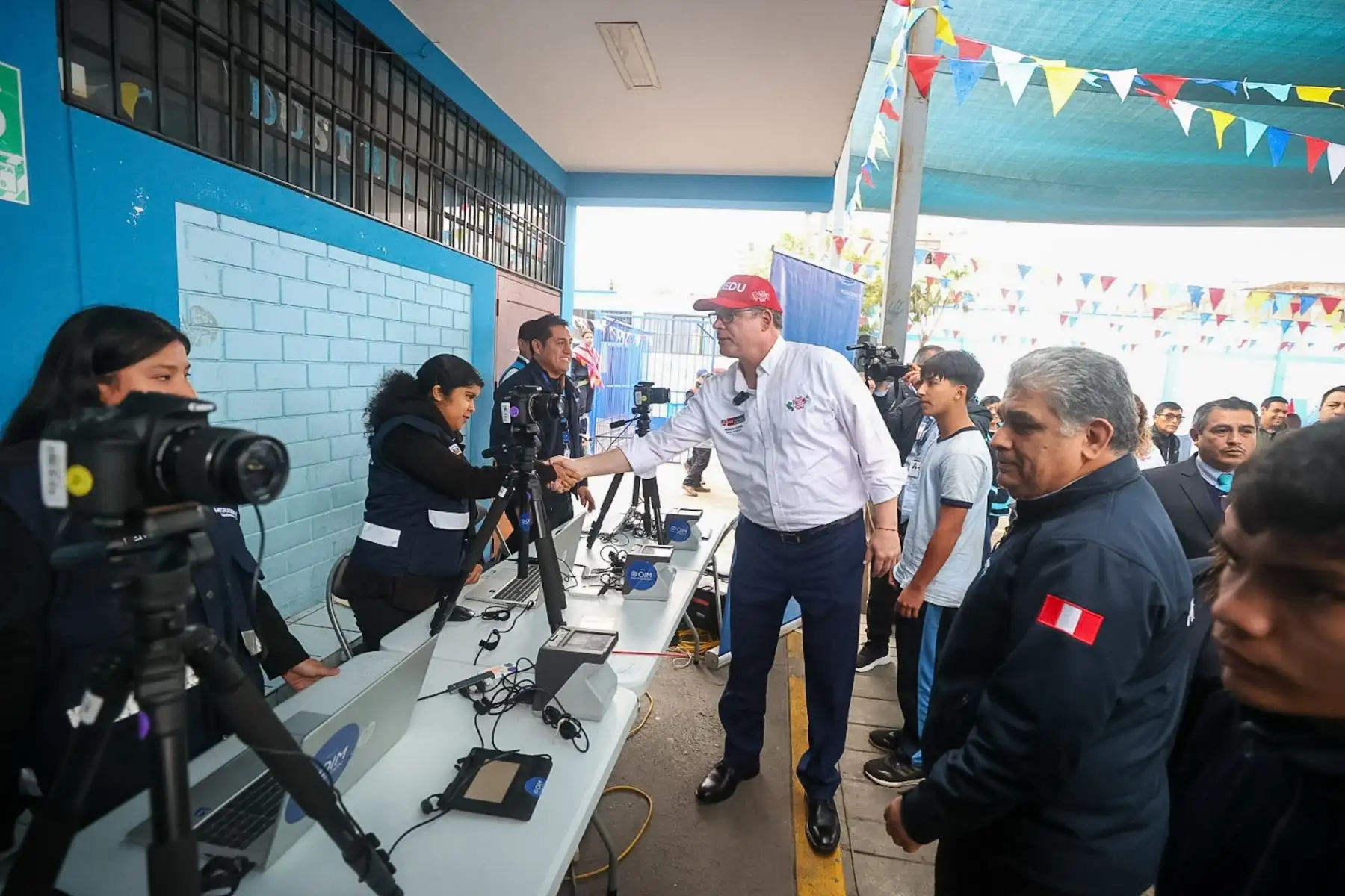 Ministro de Educación Morgan Quero, visitó el colegio República de Guatemala  en Barrios Altos donde se acercó a los alumnos que desarrollaban diversos cursos y talleres como parte de su formación educativa. Así mismo Migraciones implementó un modulo de toma de datos biométricos a menores extranjeros que cursan estudios en el mencionado recinto.

Foto: ANDINA/Juan Carlos Guzmán Negrini