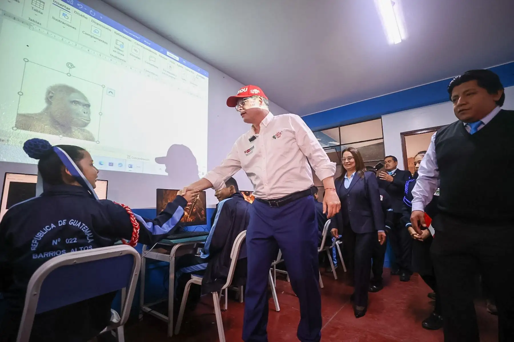 Ministro de Educación Morgan Quero, visitó el colegio República de Guatemala  en Barrios Altos donde se acercó a los alumnos que desarrollaban diversos cursos y talleres como parte de su formación educativa. Así mismo Migraciones implementó un modulo de toma de datos biométricos a menores extranjeros que cursan estudios en el mencionado recinto.

Foto: ANDINA/Juan Carlos Guzmán Negrini