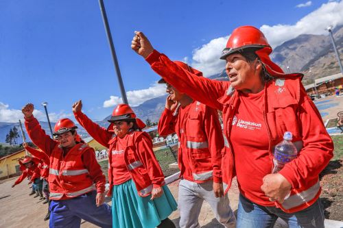 Presidenta Dina Boluarte inaugura plaza principal de centro poblado Ayllus de Tururo en Apurímac