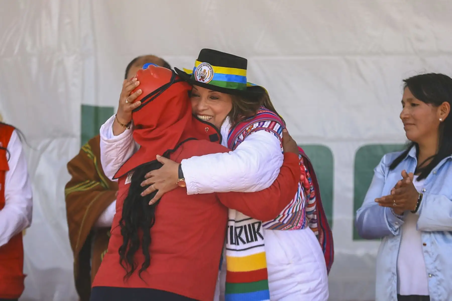 La presidenta Dina Boluarte inaugura la plaza principal del centro poblado Los Ayllus de Tururo, del distrito Ongoy, en Apurímac.Esta obra fue completada gracias al trabajo de la población, a través del programa de empleo temporal Llamkasun Perú. Foto: ANDINA/Prensa Presidencia