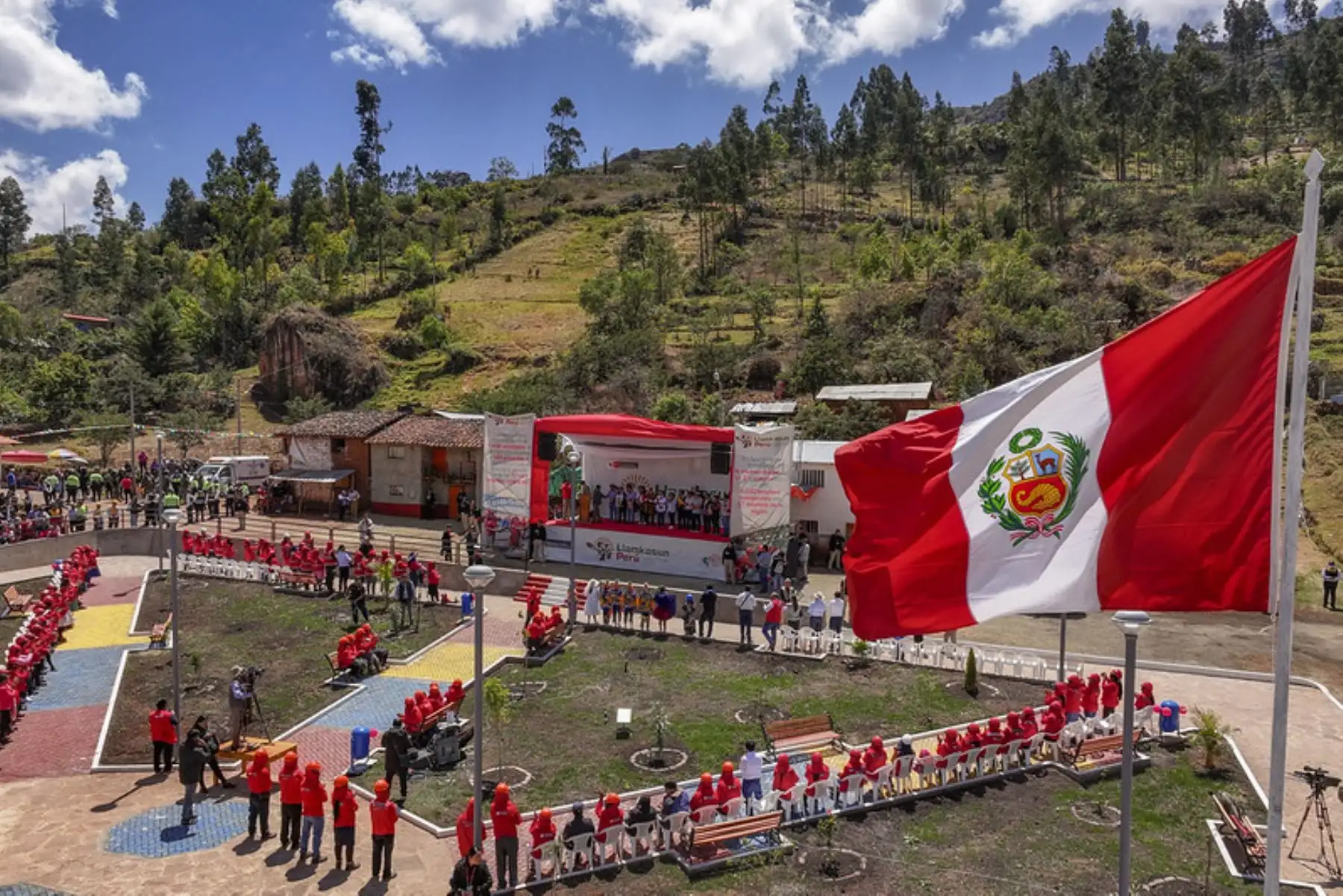 La presidenta Dina Boluarte inaugura la plaza principal del centro poblado Los Ayllus de Tururo, del distrito Ongoy, en Apurímac.Esta obra fue completada gracias al trabajo de la población, a través del programa de empleo temporal Llamkasun Perú. Foto: ANDINA/Prensa Presidencia