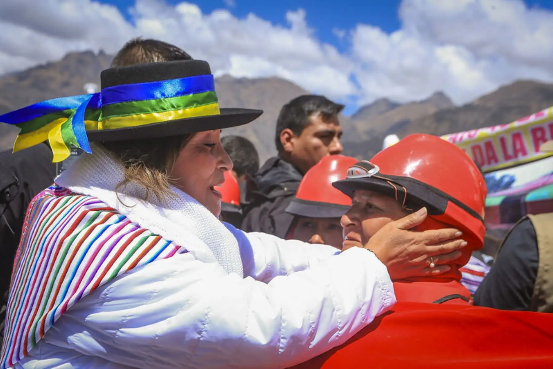 La presidenta Dina Boluarte inaugura la plaza principal del centro poblado Los Ayllus de Tururo, del distrito Ongoy, en Apurímac.Esta obra fue completada gracias al trabajo de la población, a través del programa de empleo temporal Llamkasun Perú. Foto: ANDINA/Prensa Presidencia