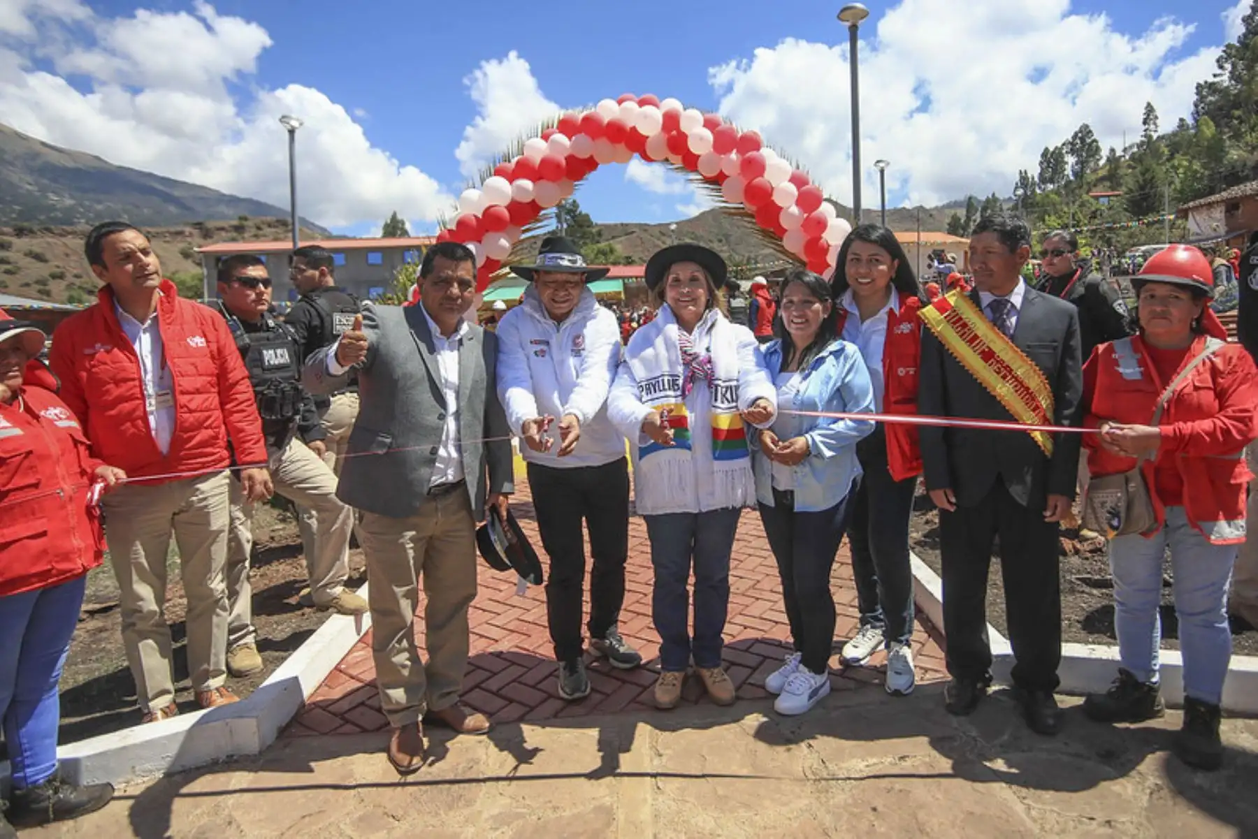 La presidenta Dina Boluarte inaugura la plaza principal del centro poblado Los Ayllus de Tururo, del distrito Ongoy, en Apurímac.Esta obra fue completada gracias al trabajo de la población, a través del programa de empleo temporal Llamkasun Perú. Foto: ANDINA/Prensa Presidencia