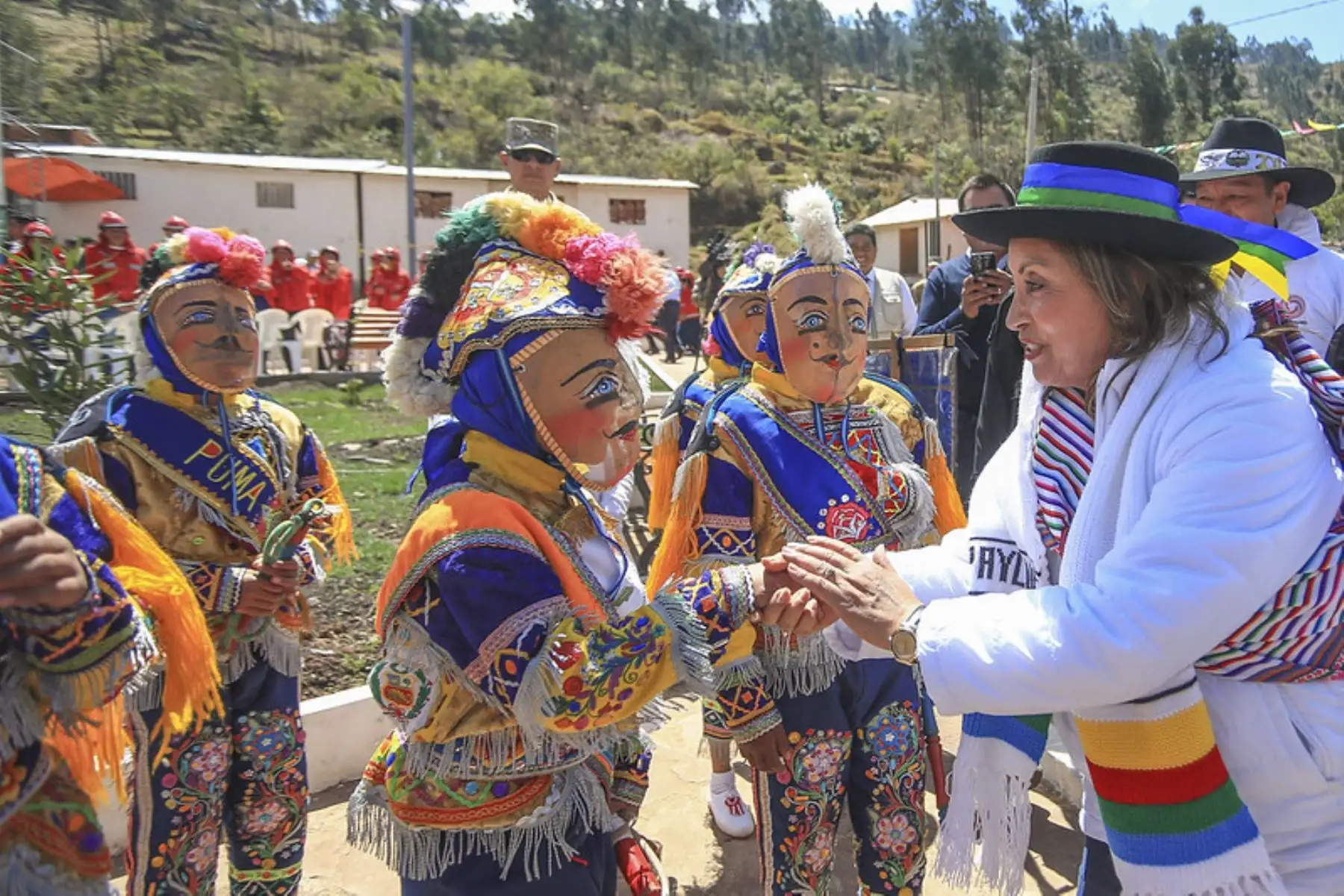 La presidenta Dina Boluarte inaugura la plaza principal del centro poblado Los Ayllus de Tururo, del distrito Ongoy, en Apurímac.Esta obra fue completada gracias al trabajo de la población, a través del programa de empleo temporal Llamkasun Perú. Foto: ANDINA/Prensa Presidencia