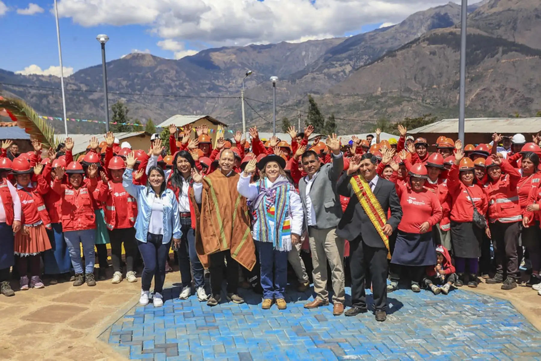 La presidenta Dina Boluarte inaugura la plaza principal del centro poblado Los Ayllus de Tururo, del distrito Ongoy, en Apurímac.Esta obra fue completada gracias al trabajo de la población, a través del programa de empleo temporal Llamkasun Perú. Foto: ANDINA/Prensa Presidencia