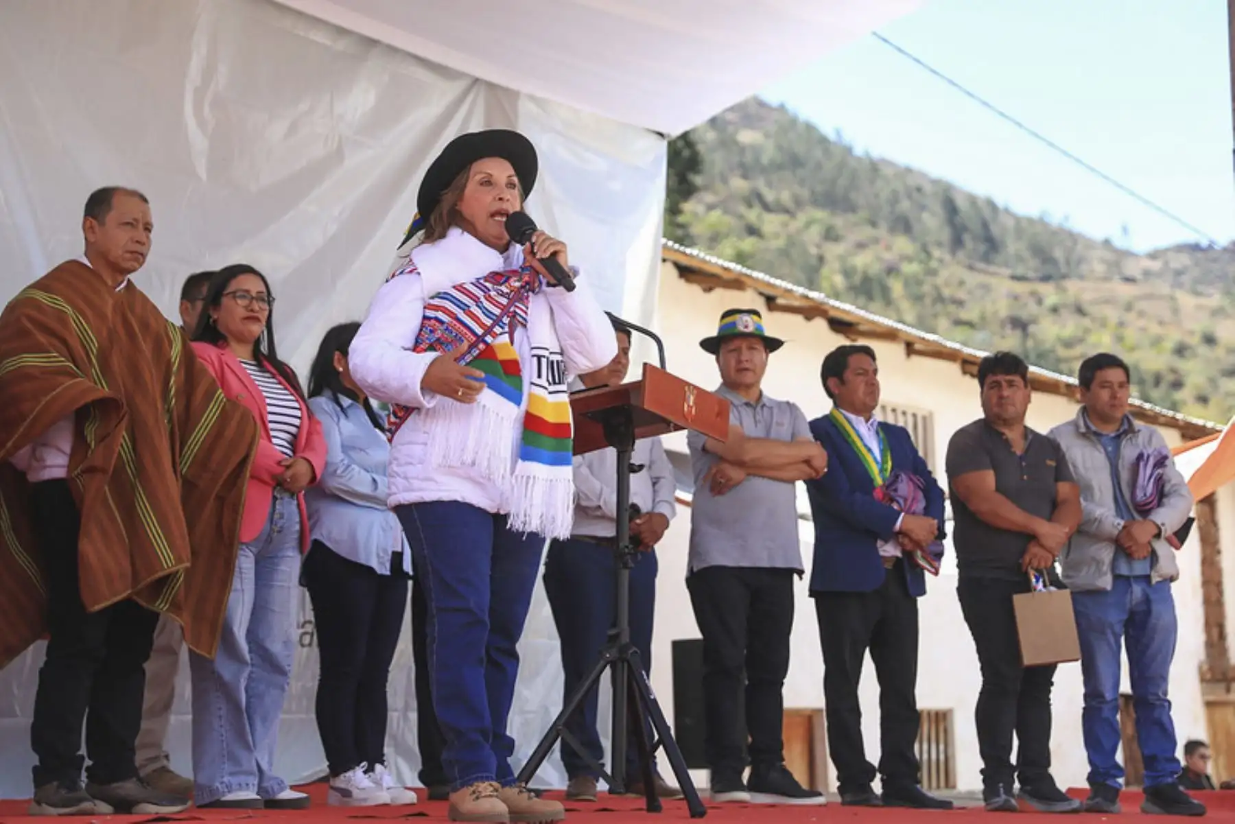 La presidenta Dina Boluarte inaugura la plaza principal del centro poblado Los Ayllus de Tururo, del distrito Ongoy, en Apurímac.Esta obra fue completada gracias al trabajo de la población, a través del programa de empleo temporal Llamkasun Perú. Foto: ANDINA/Prensa Presidencia