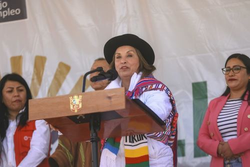 Presidenta Dina Boluarte inaugura plaza principal de centro poblado Ayllus de Tururo en Apurímac