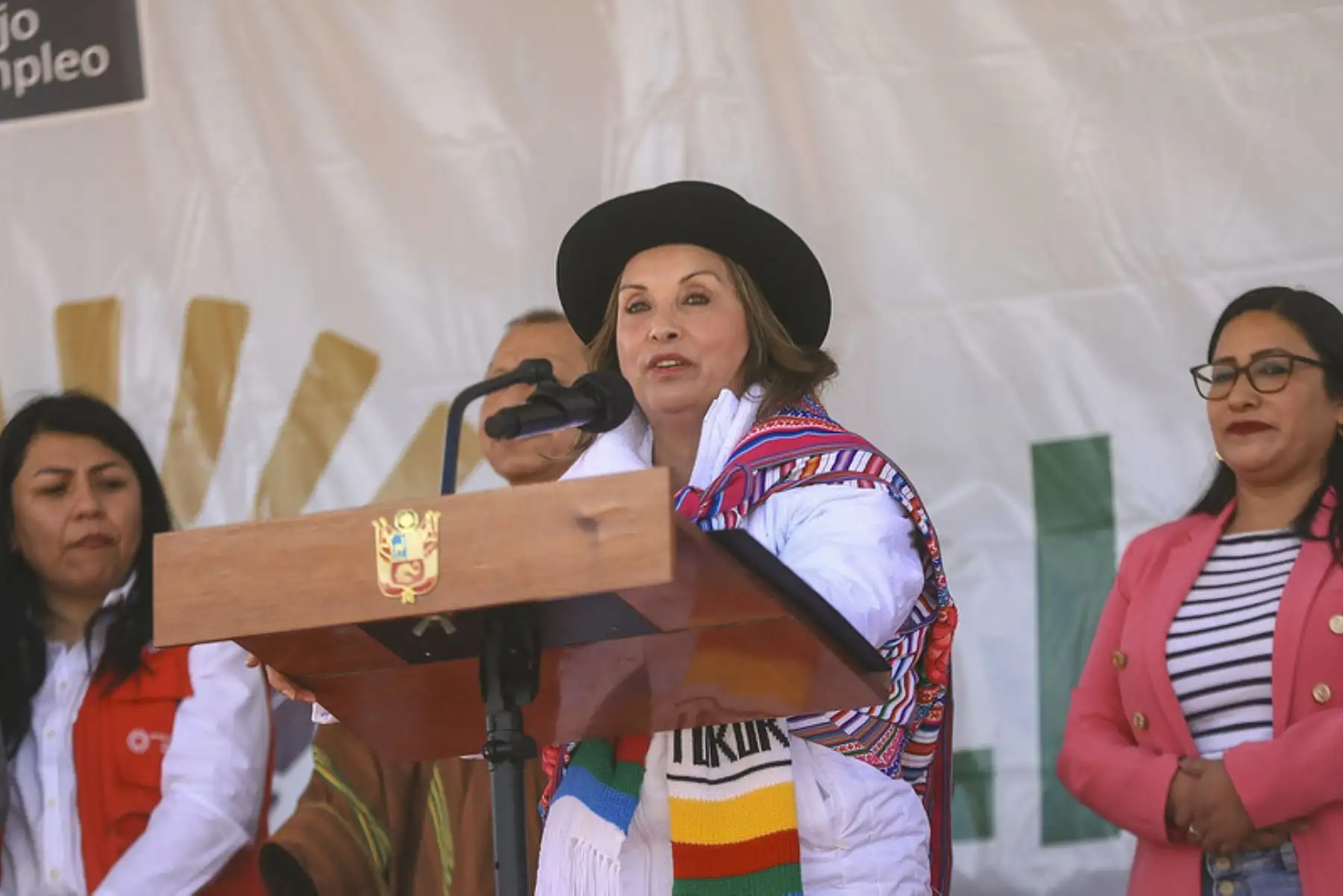 La presidenta Dina Boluarte inaugura la plaza principal del centro poblado Los Ayllus de Tururo, del distrito Ongoy, en Apurímac.Esta obra fue completada gracias al trabajo de la población, a través del programa de empleo temporal Llamkasun Perú. Foto: ANDINA/Prensa Presidencia