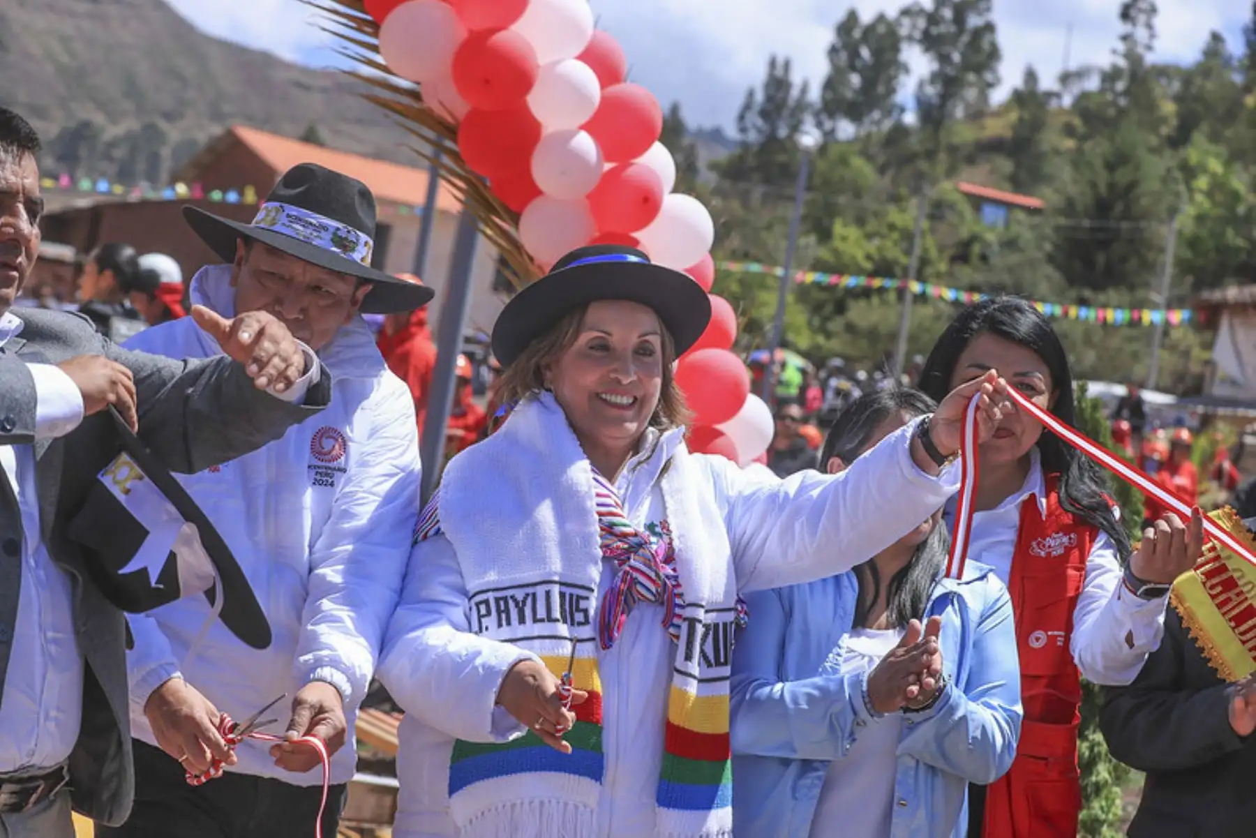 La presidenta Dina Boluarte inaugura la plaza principal del centro poblado Los Ayllus de Tururo, del distrito Ongoy, en Apurímac.Esta obra fue completada gracias al trabajo de la población, a través del programa de empleo temporal Llamkasun Perú. Foto: ANDINA/Prensa Presidencia