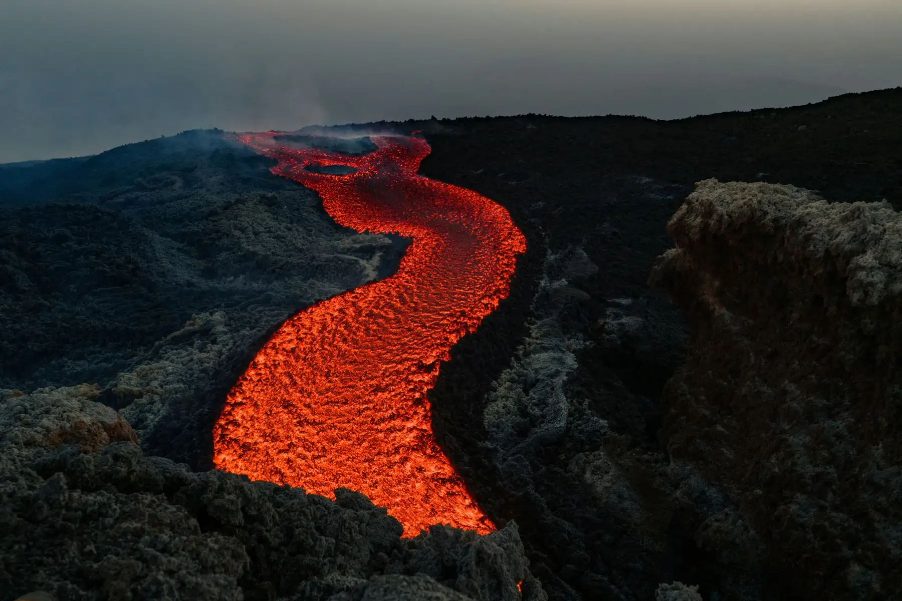Esta vista aérea muestra la lava fluyendo desde el volcán Monte Etna. Foto: AFP