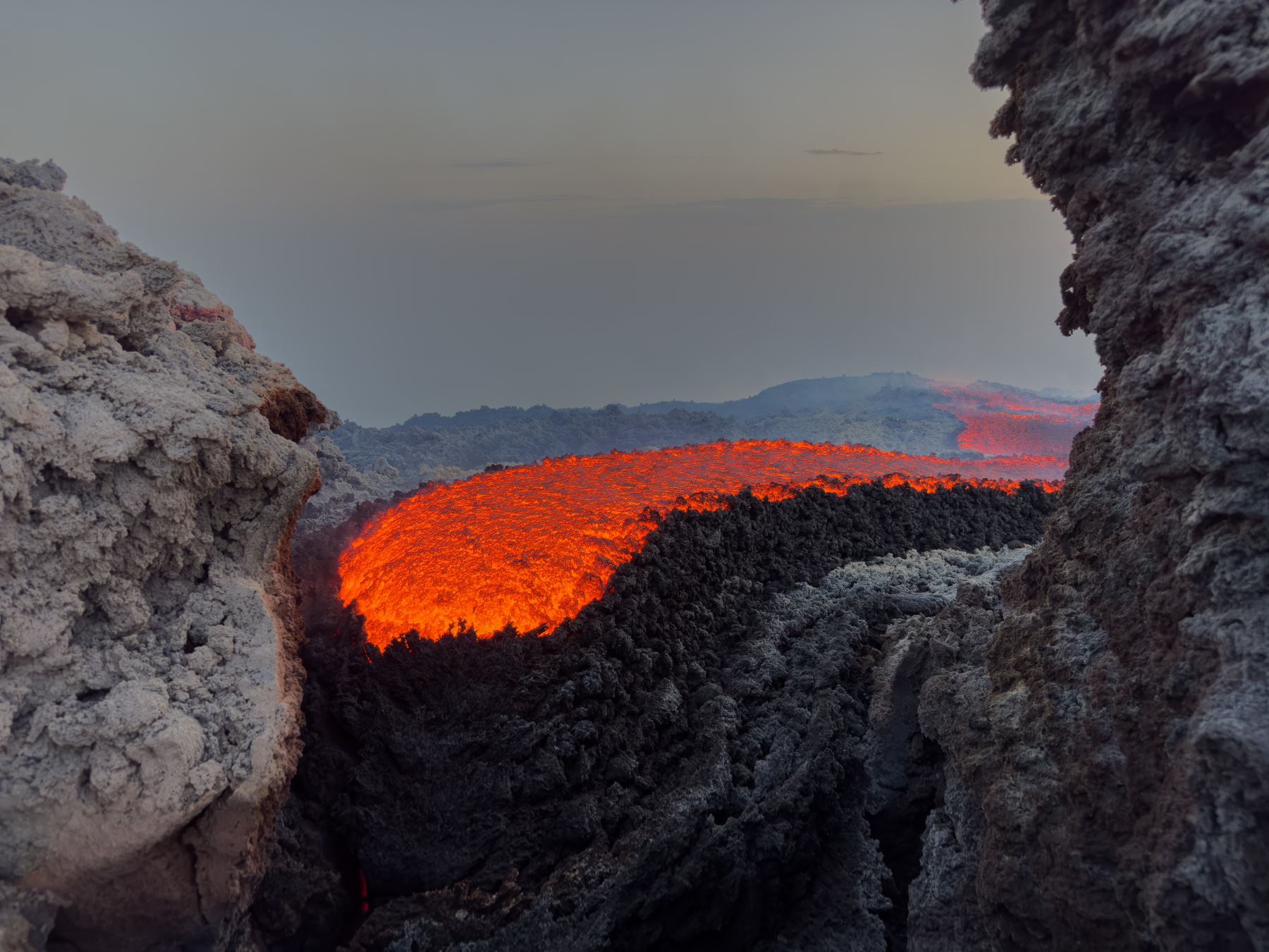 Esta vista aérea muestra un flujo de lava en el volcán Etna. AFP