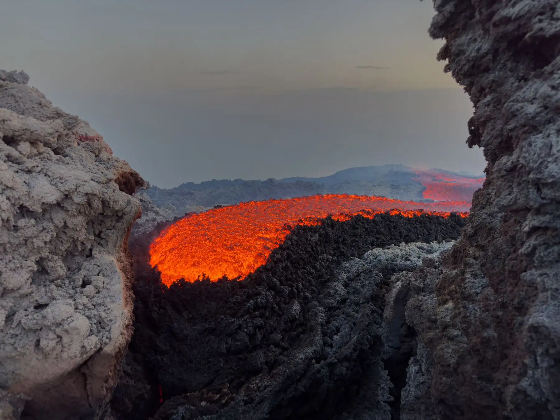 Esta vista aérea muestra un flujo de lava en el volcán Etna. AFP