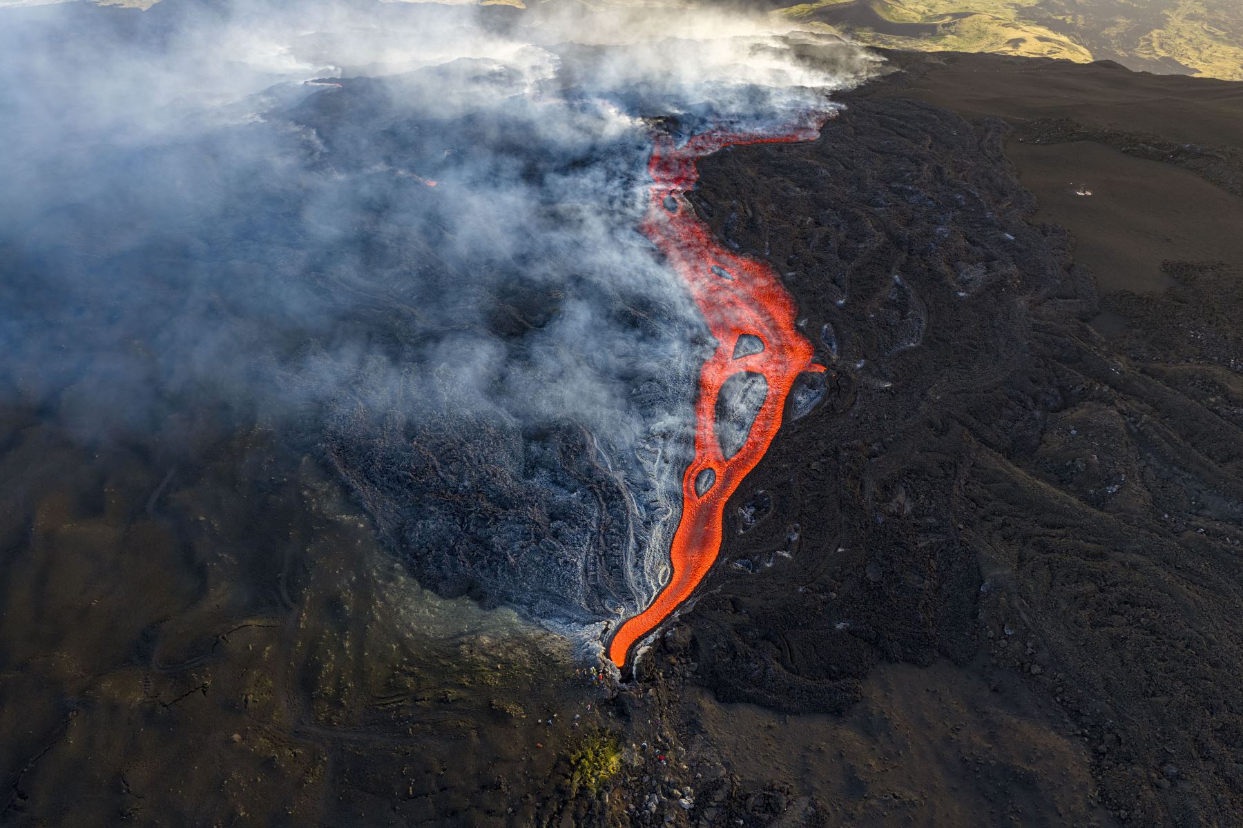 El Etna tiene una altitud de aproximadamente 3330 metros, que varía unas pocas decenas de metros, según sea su actividad, y está rodeado de zonas pobladas. La ciudad de Catania está situada al sur. AFP