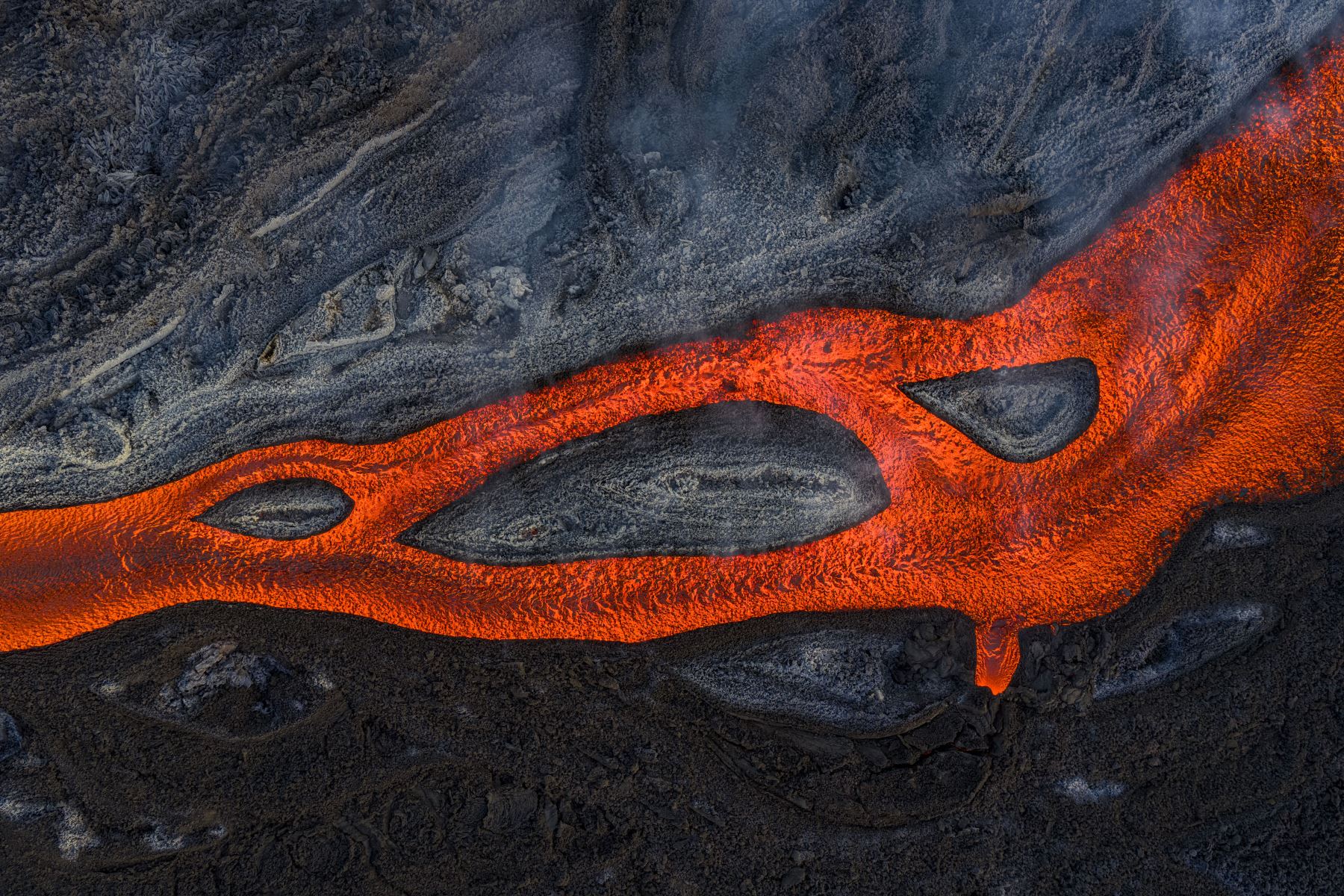 Se trata del volcán más alto de Europa y se cree que tiene la historia documentada de erupciones más larga entre todos los volcanes, con registros que se remontan al 425 a. C. AFP
