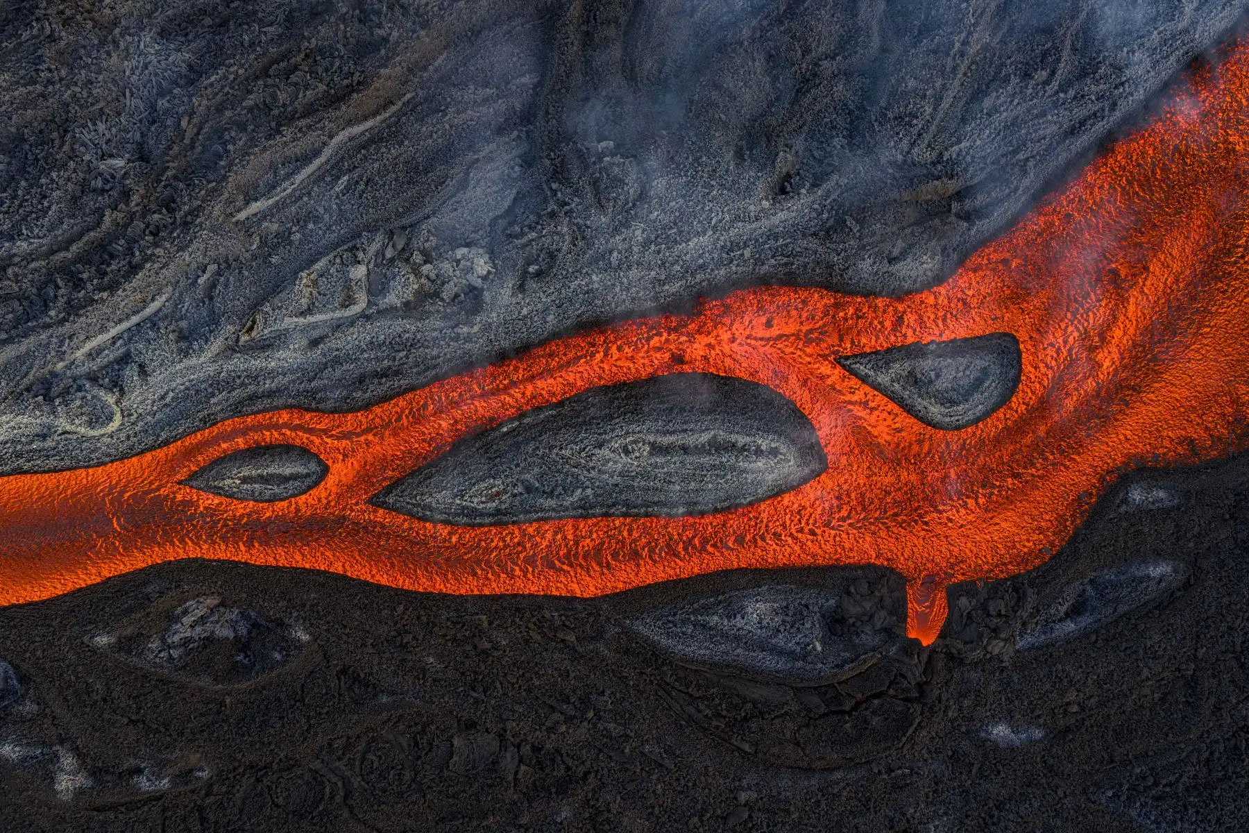Se trata del volcán más alto de Europa y se cree que tiene la historia documentada de erupciones más larga entre todos los volcanes, con registros que se remontan al 425 a. C. AFP