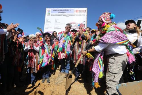 Colocación de primera piedra de puesto de salud I-1 para la comunidad campesina de Piscohuata, región Cusco, se hizo en una ceremonia llena del color de los Andes. Foto: Minsa