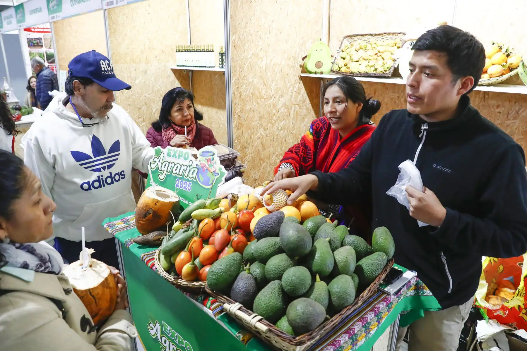 Desde el Campo Ferial de la Universidad Nacional Agraria La Molina, se inauguró la feria Expo Agraria 2025, organizada por el Ministerio de Agricultura y Riego, que se realiza del 29 al 31 de agosto, en la que más de 100 productores del interior del país ofrecen al público toda clase de productos agrícolas orgánicos y procesados, y una variada oferta gastronómica, entre otros atractivos. Foto: ANDINA/Daniel Bracamonte