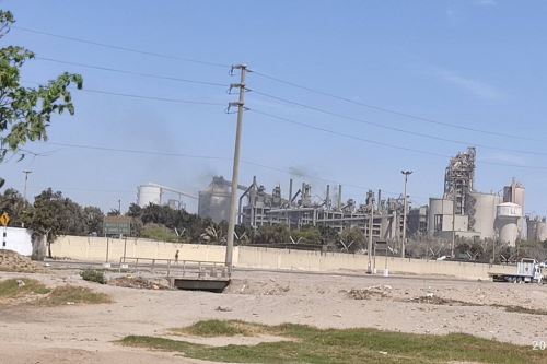 El incidente en la fábrica de cementos Pacasmayo se registró alrededor de las 13:10 horas de hoy. Foto: Cortesía Luis Puell