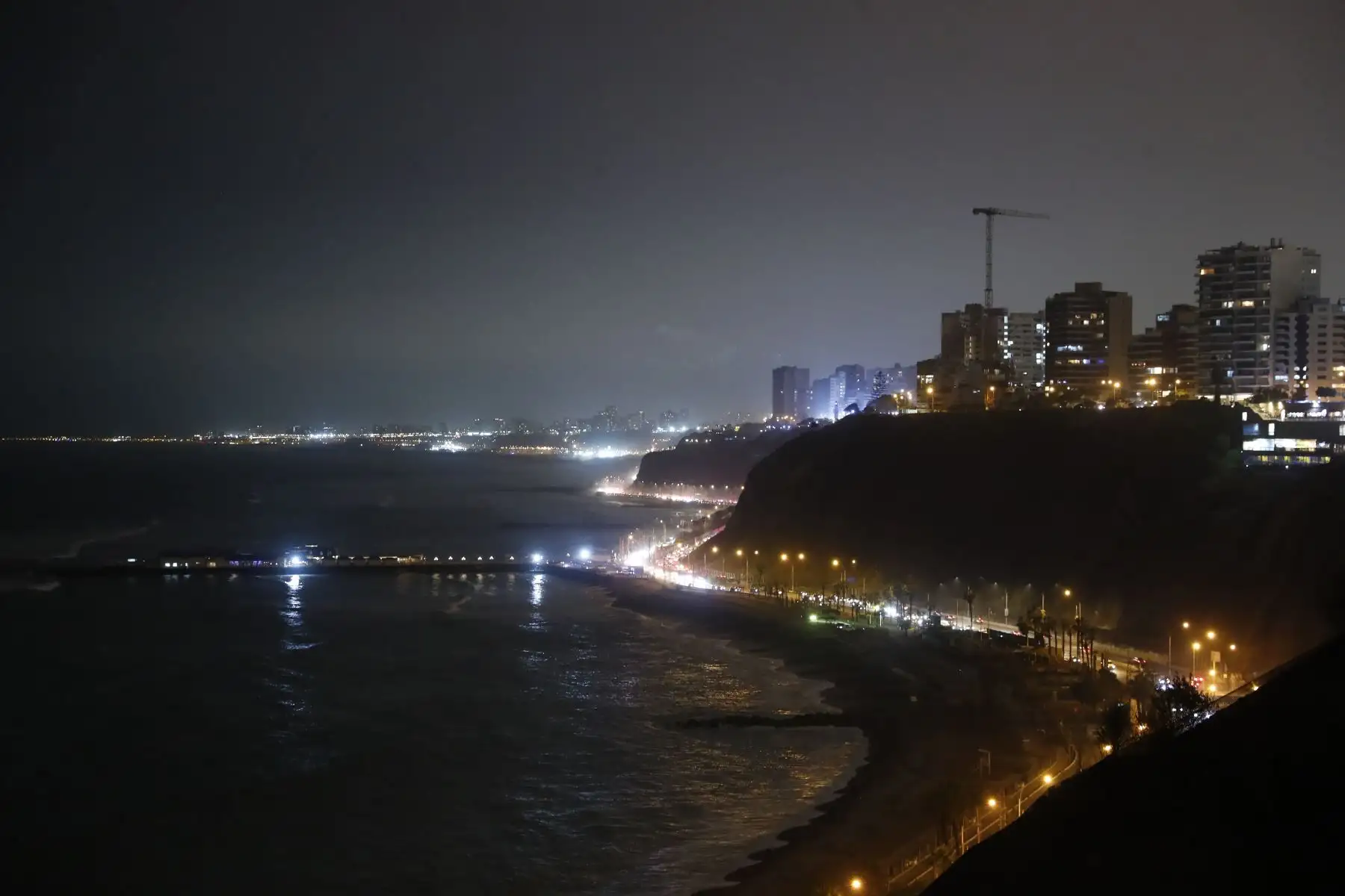 Las bajas temperaturas y la humedad persisten en la ciudad de Lima hasta la noche hoy viernes 29 de agosto de 2025, día en que, según el Senamhi, se registraron las más bajas temperaturas en lo que va del presente año, marcando entre 17 y 14 °C, mientras que los valores de humedad relativa alcanzaron el 100%. Foto: ANDINA/Daniel Bracamonte