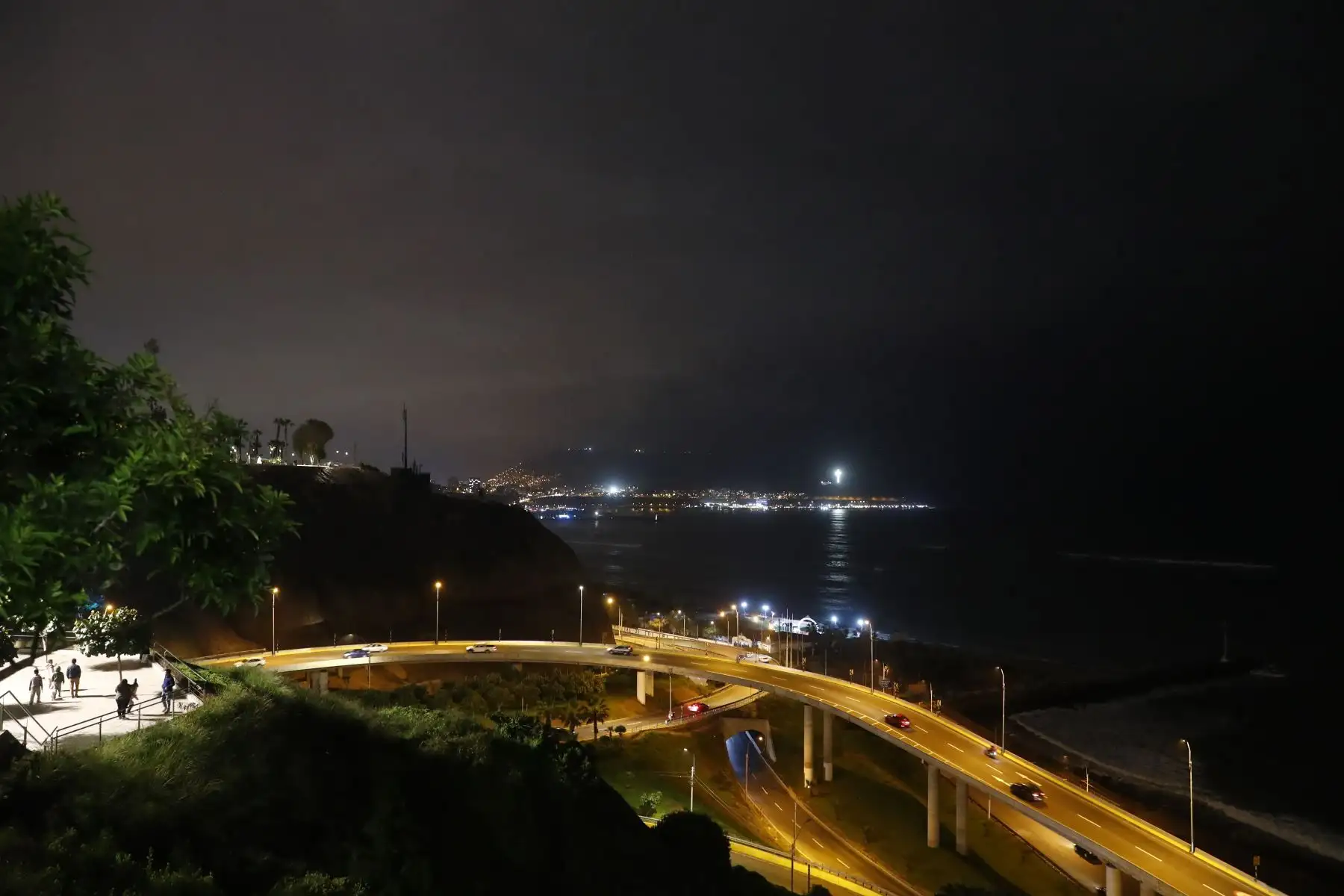 Las bajas temperaturas y la humedad persisten en la ciudad de Lima hasta la noche hoy viernes 29 de agosto de 2025, día en que, según el Senamhi, se registraron las más bajas temperaturas en lo que va del presente año, marcando entre 17 y 14 °C, mientras que los valores de humedad relativa alcanzaron el 100%. Foto: ANDINA/Daniel Bracamonte