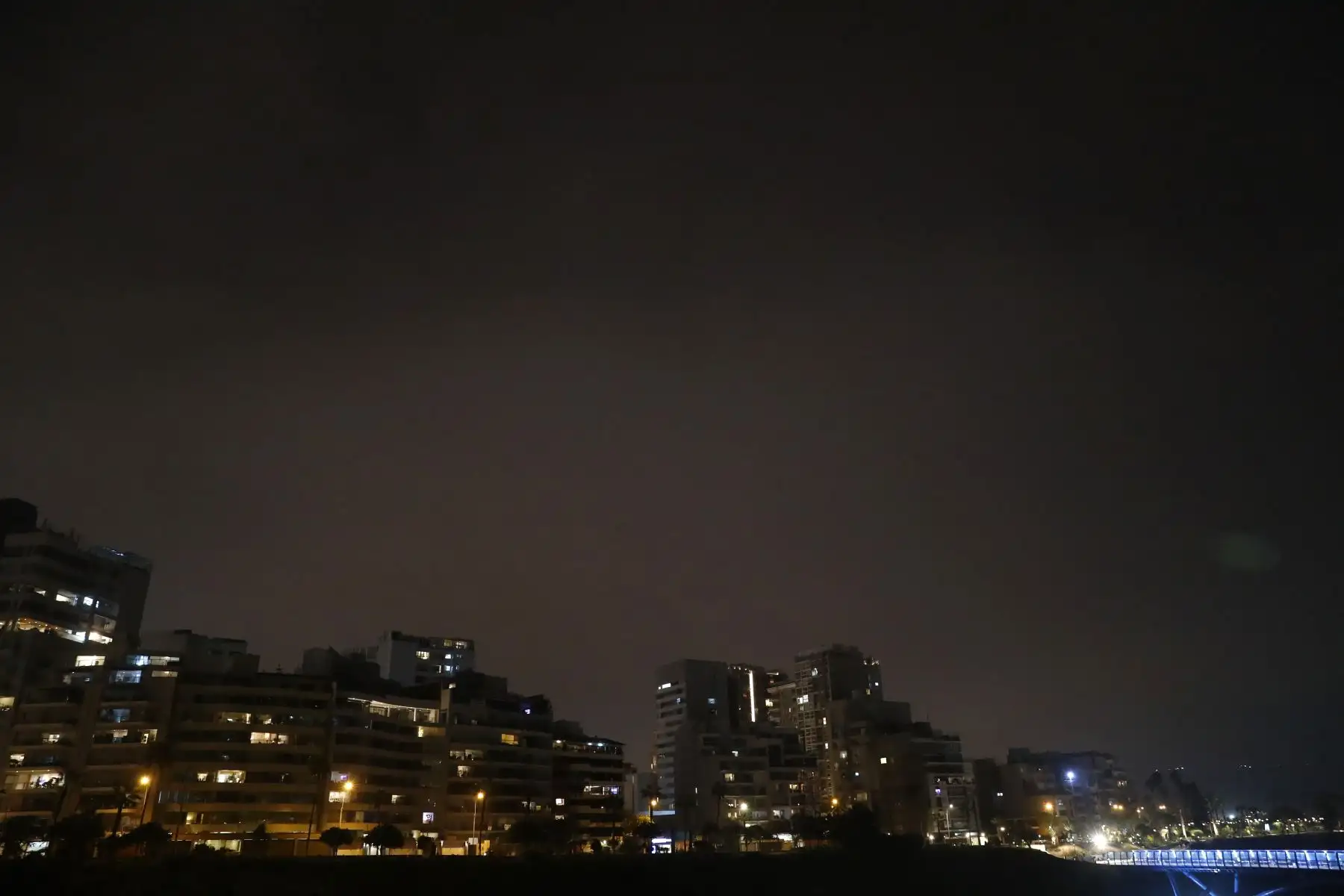 Las bajas temperaturas y la humedad persisten en la ciudad de Lima hasta la noche hoy viernes 29 de agosto de 2025, día en que, según el Senamhi, se registraron las más bajas temperaturas en lo que va del presente año, marcando entre 17 y 14 °C, mientras que los valores de humedad relativa alcanzaron el 100%. Foto: ANDINA/Daniel Bracamonte