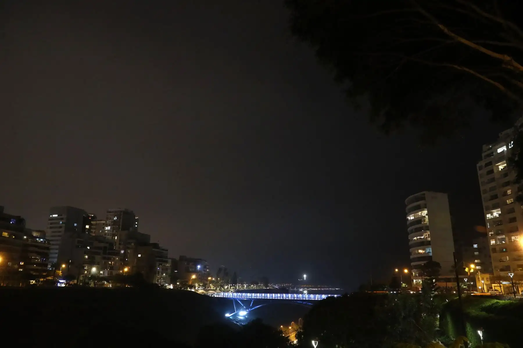 Las bajas temperaturas y la humedad persisten en la ciudad de Lima hasta la noche hoy viernes 29 de agosto de 2025, día en que, según el Senamhi, se registraron las más bajas temperaturas en lo que va del presente año, marcando entre 17 y 14 °C, mientras que los valores de humedad relativa alcanzaron el 100%. Foto: ANDINA/Daniel Bracamonte