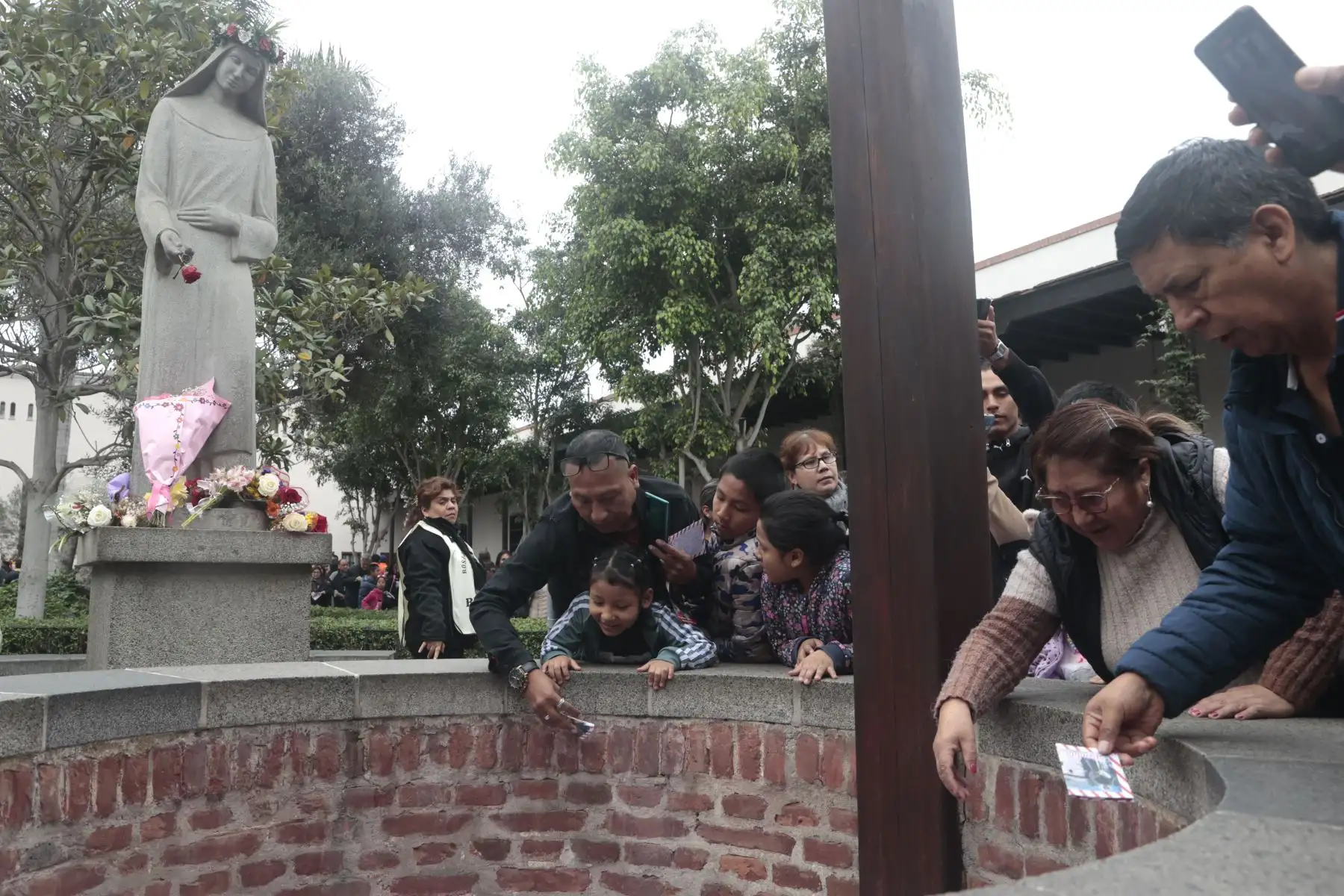 Como se recuerda, cada 30 de agosto se celebra la Festividad de Santa Rosa de Lima, en conmemoración a la primera Santa de América, cuya devoción y entrega inspira a instituciones públicas y creyentes en todo el mundo", refiere la publicación.
Foto: ANDINA/Vidal Tarqui