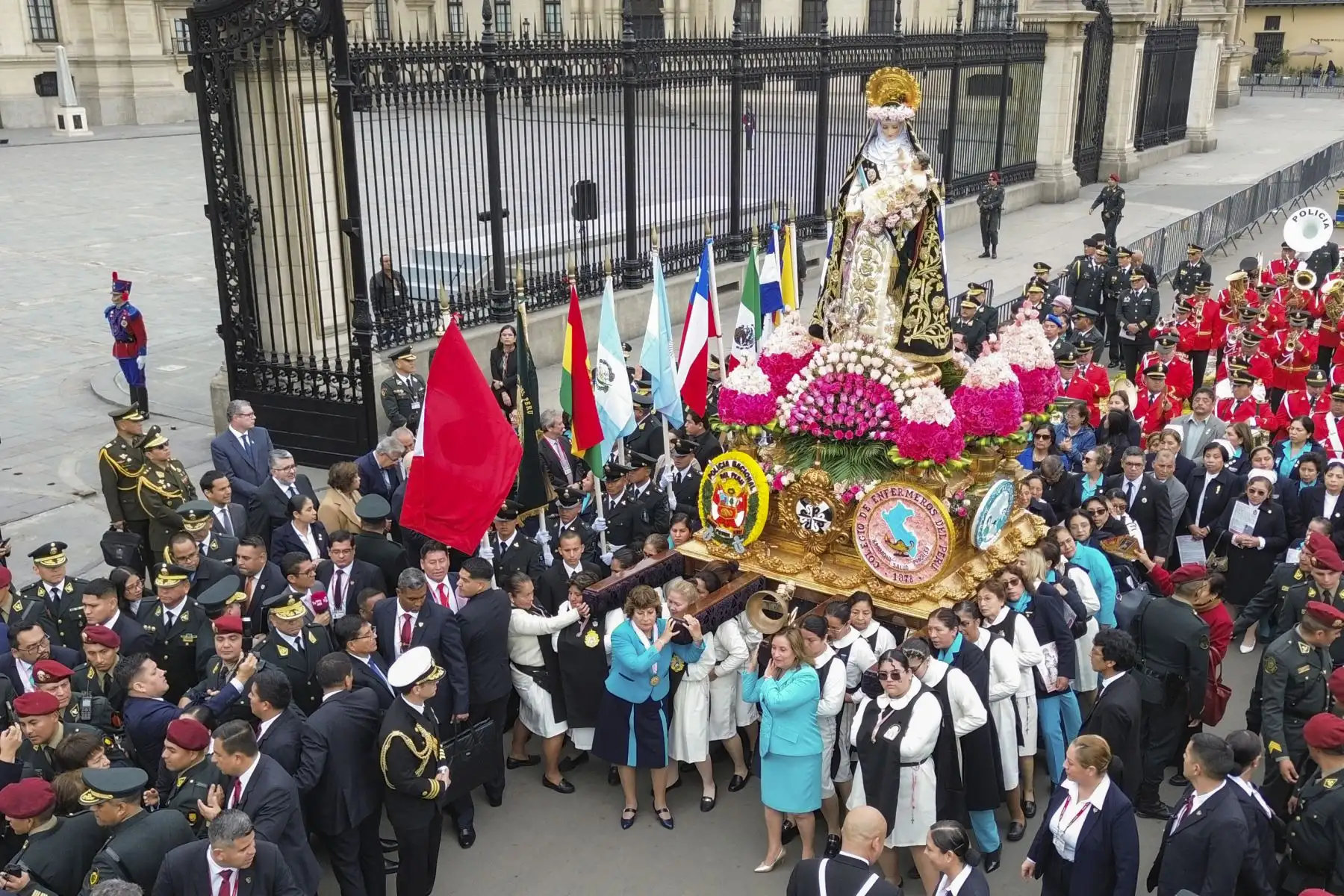 La presidenta de la república, Dina Boluarte, participó en el homenaje con ocasión de la procesión de Santa Rosa de Lima, que pasó por inmediaciones de Palacio de Gobierno.
Foto: ANDINA/Prensa Presidencia