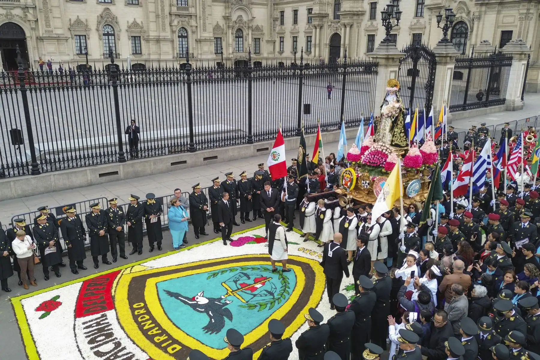 La presidenta de la república, Dina Boluarte, participó en el homenaje con ocasión de la procesión de Santa Rosa de Lima, que pasó por inmediaciones de Palacio de Gobierno.
Foto: ANDINA/Prensa Presidencia