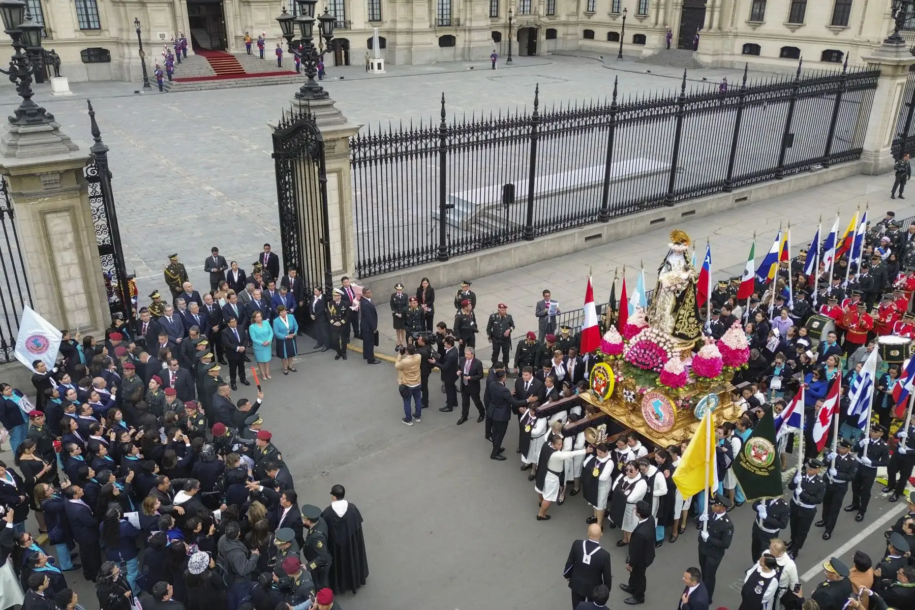 La presidenta de la república, Dina Boluarte, participó en el homenaje con ocasión de la procesión de Santa Rosa de Lima, que pasó por inmediaciones de Palacio de Gobierno.
Foto: ANDINA/Prensa Presidencia