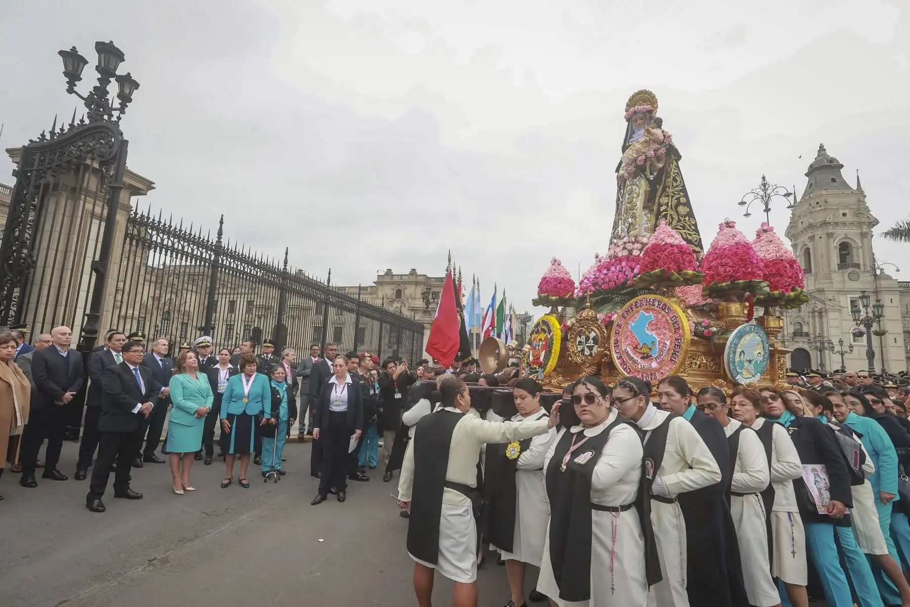 La presidenta de la república, Dina Boluarte, participó en el homenaje con ocasión de la procesión de Santa Rosa de Lima, que pasó por inmediaciones de Palacio de Gobierno.
Foto: ANDINA/Prensa Presidencia
