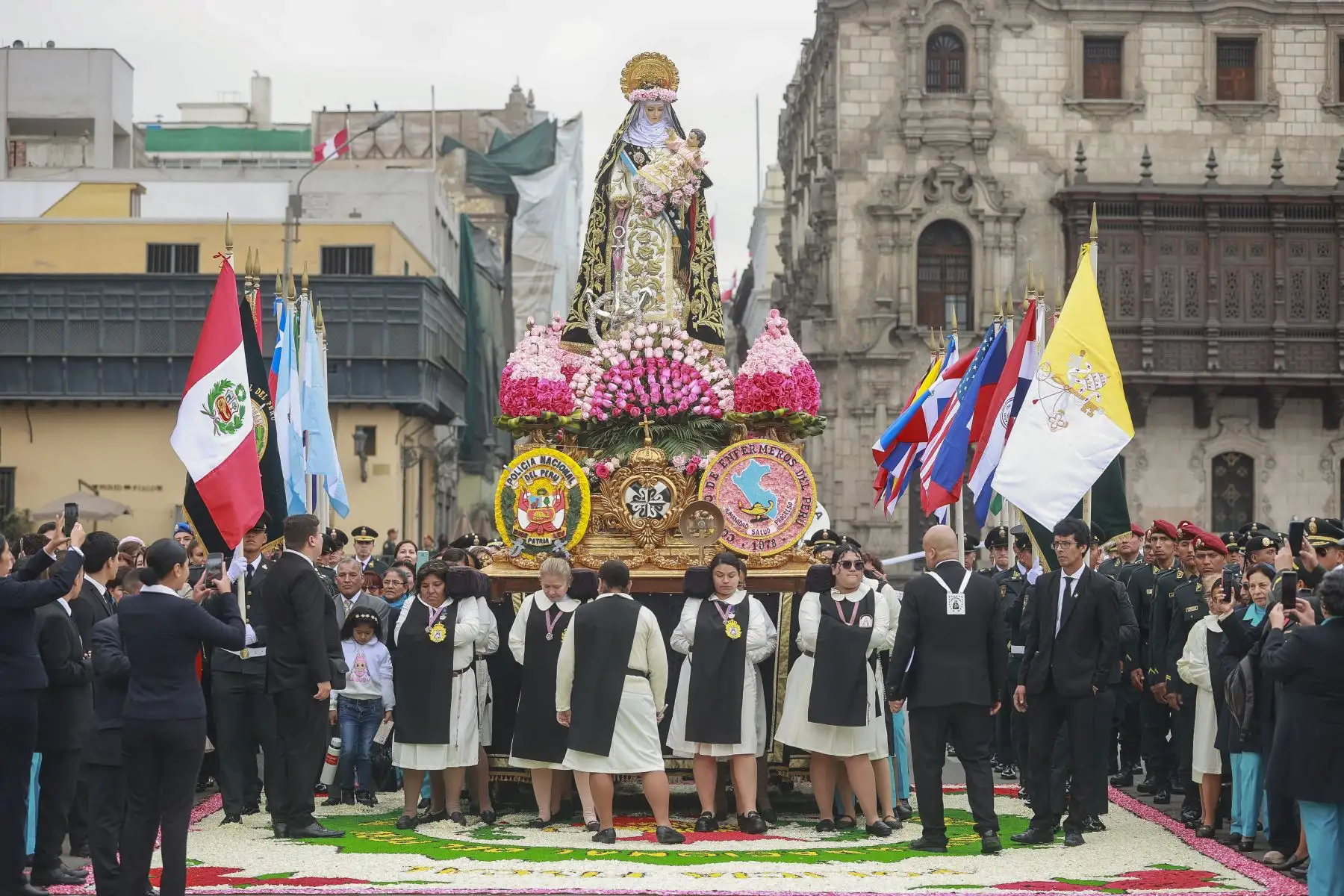 La presidenta de la república, Dina Boluarte, participó en el homenaje con ocasión de la procesión de Santa Rosa de Lima, que pasó por inmediaciones de Palacio de Gobierno.
Foto: ANDINA/Prensa Presidencia