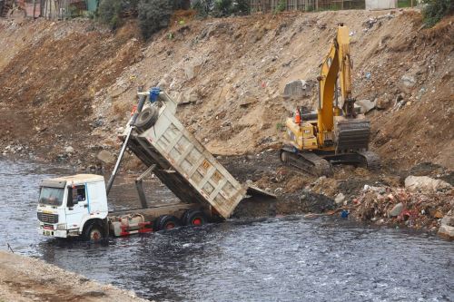Los trabajos de descolmatación y limpieza buscan extraer unos 90,000 m3 de sedimentos, desmontes y residuos sólidos, con el fin de evitar desbordes del río y afectación a la población que vive en la ribera. Foto: ANDINA/Difusión