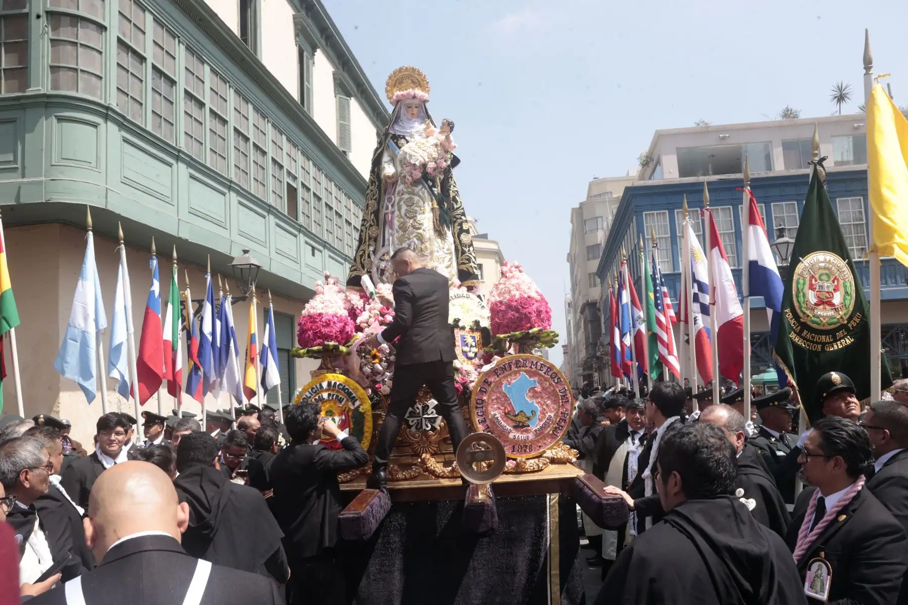 La imagen de Santa Rosa de Lima salió en procesión y recorre Centro Histórico de Lima al celebrarse hoy, 30 de agosto, su festividad.
Foto: ANDINA/Vidal Tarqui