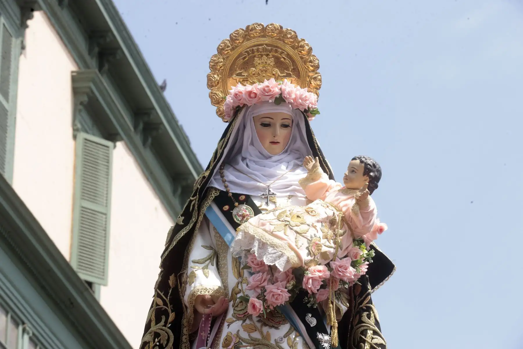 La imagen de Santa Rosa de Lima salió en procesión y recorre Centro Histórico de Lima al celebrarse hoy, 30 de agosto, su festividad.
Foto: ANDINA/Vidal Tarqui