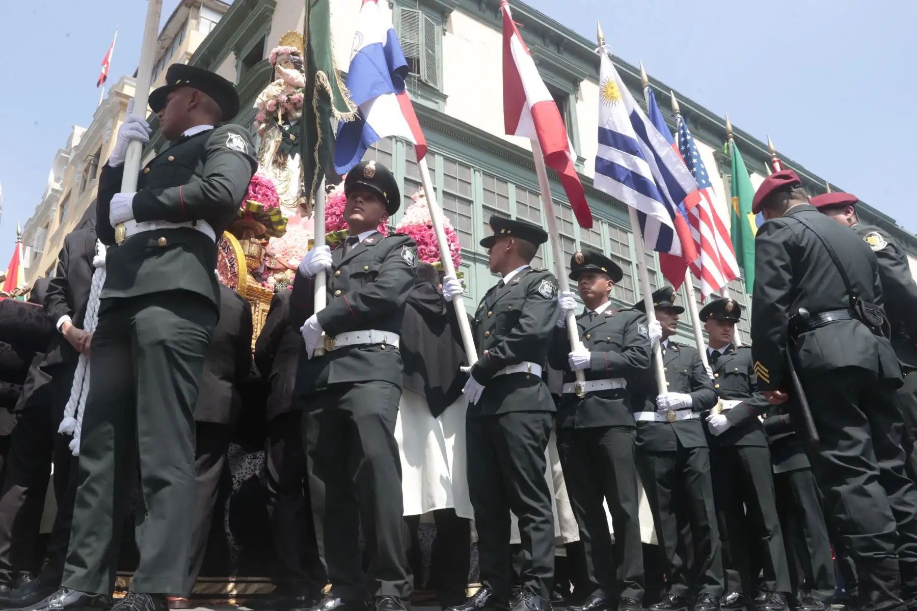 La imagen de Santa Rosa de Lima salió en procesión y recorre Centro Histórico de Lima al celebrarse hoy, 30 de agosto, su festividad.
Foto: ANDINA/Vidal Tarqui