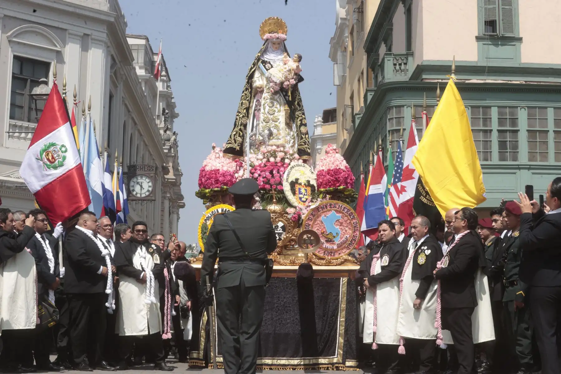 La imagen de Santa Rosa de Lima salió en procesión y recorre Centro Histórico de Lima al celebrarse hoy, 30 de agosto, su festividad.
Foto: ANDINA/Vidal Tarqui