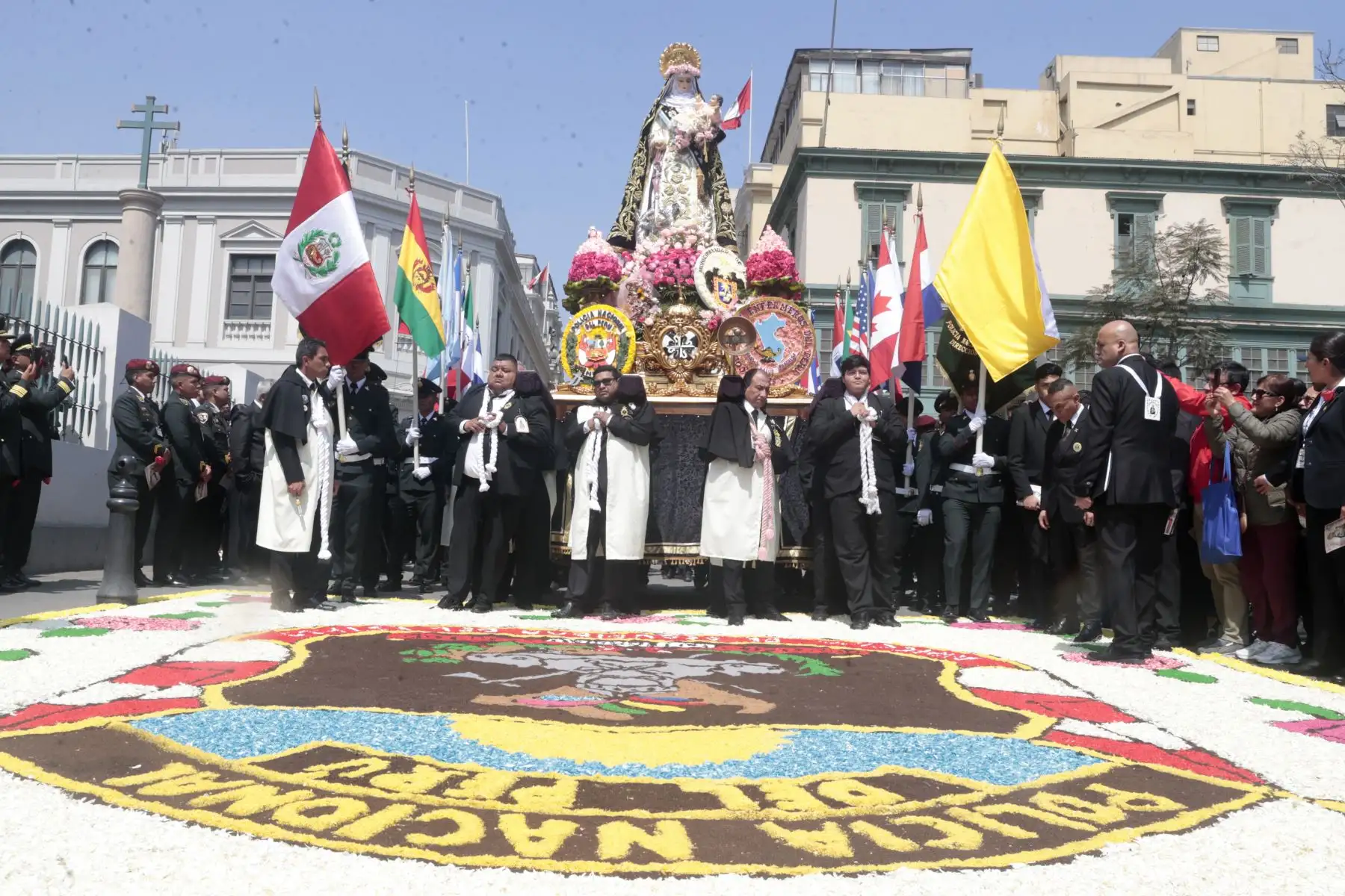 La imagen de Santa Rosa de Lima salió en procesión y recorre Centro Histórico de Lima al celebrarse hoy, 30 de agosto, su festividad.
Foto: ANDINA/Vidal Tarqui